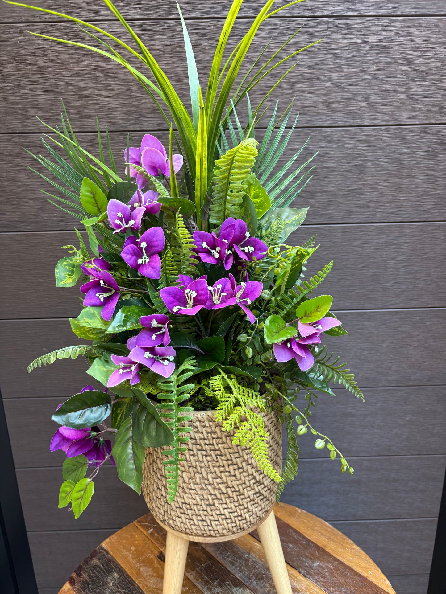 Arrangement bougainvillier mauve et feuillage – style exotique chic