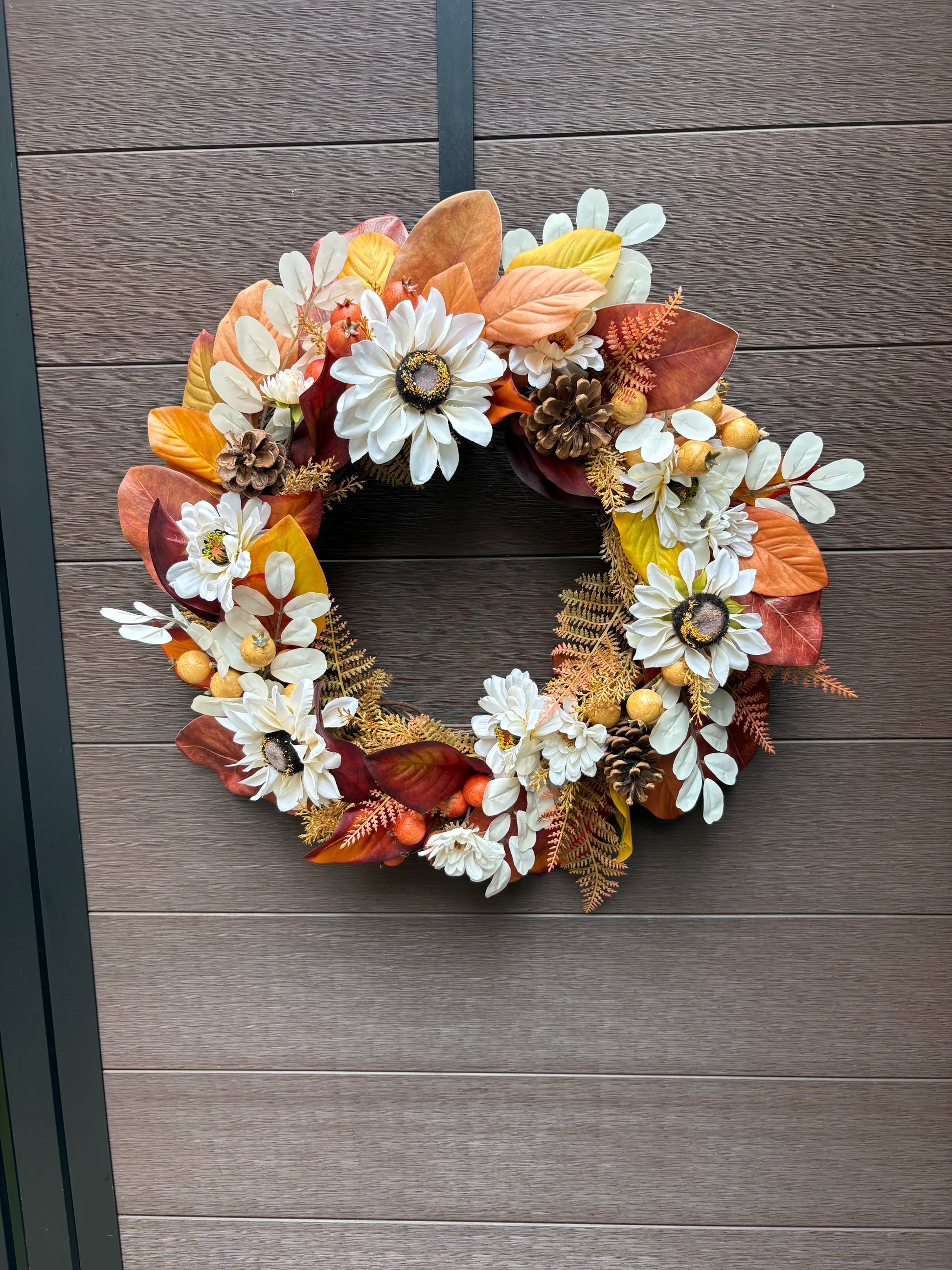 Vue de face de la couronne d’automne artificielle faite à la main