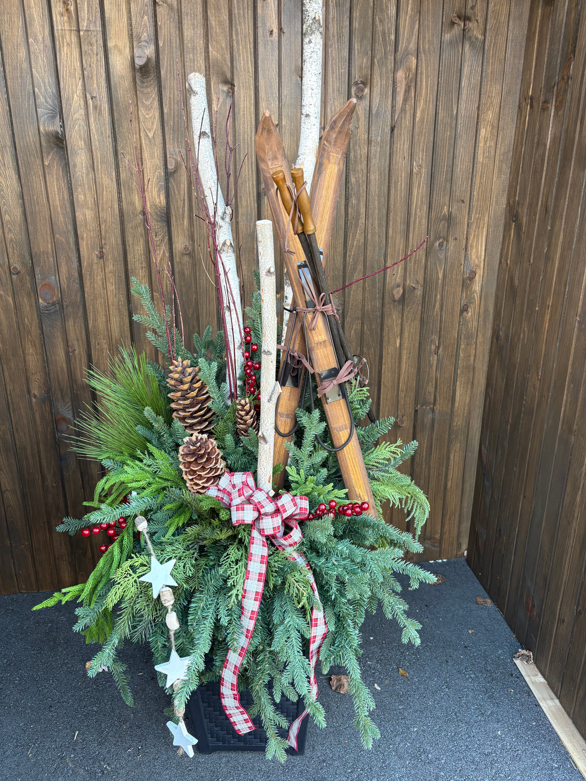 Grand arrangement d’hiver et de Noël avec skis vintage en bois – 72 po