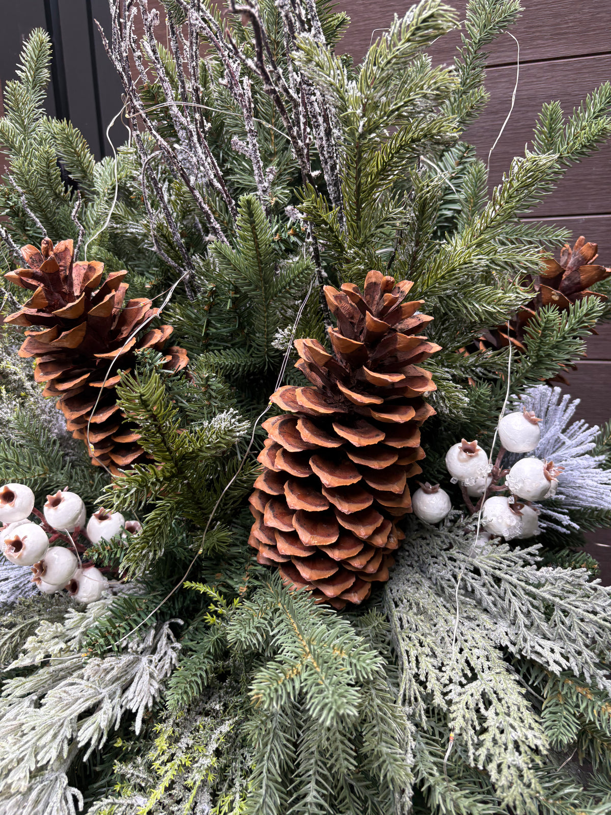 Arrangement hivernal naturel avec grandes cocottes et baies blanches – 36 × 28 po
