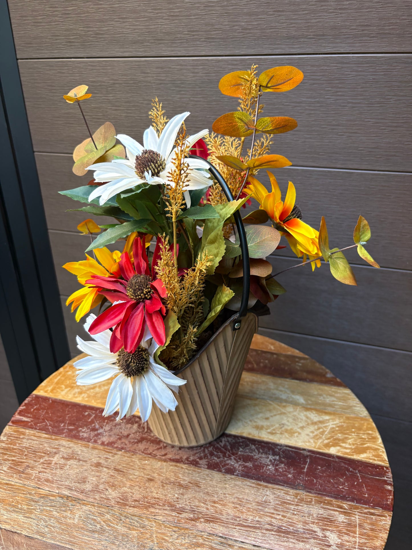Arrangement floral d’automne coloré – Fleurs sauvages et feuillages