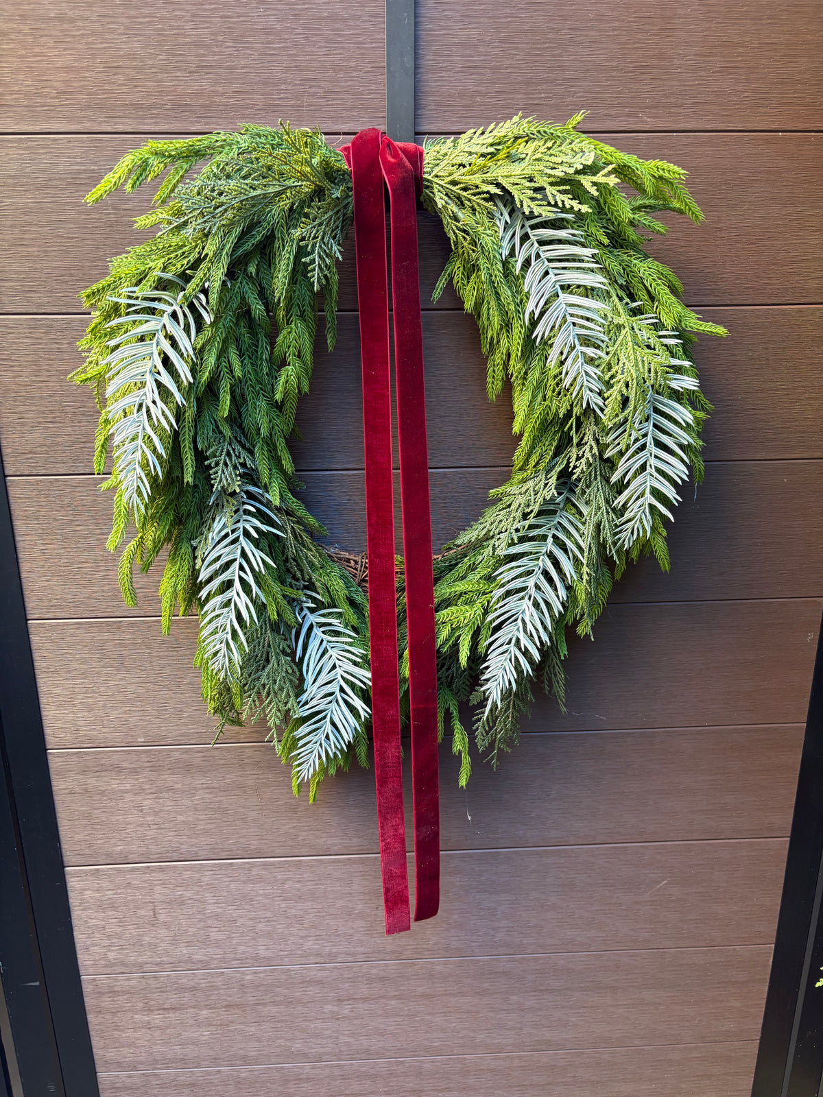 Couronne d’hiver asymétrique 24 x 22 po – Sapinage et velours bourgogne
