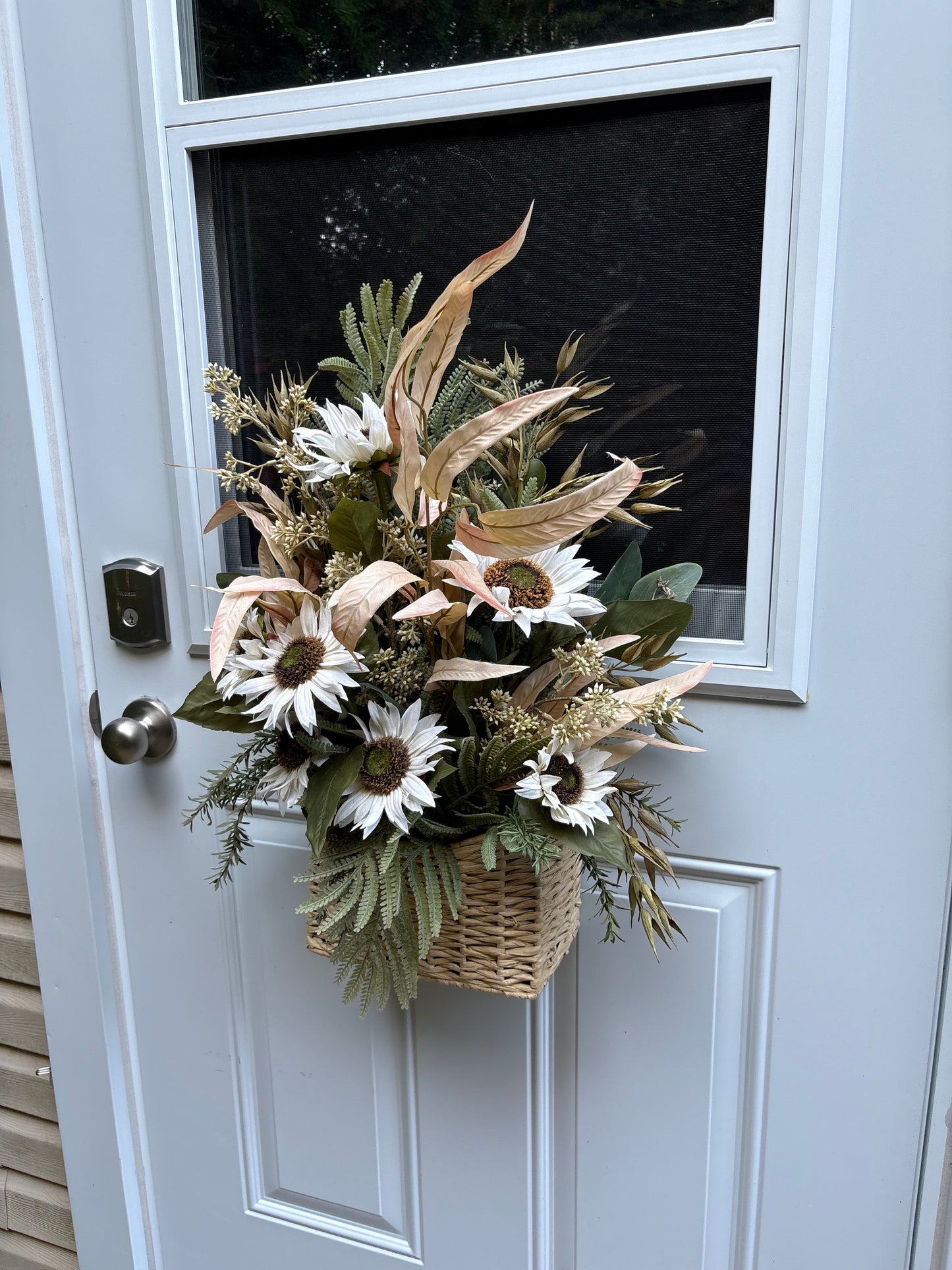 anier floral d’automne suspendu à une porte d’entrée