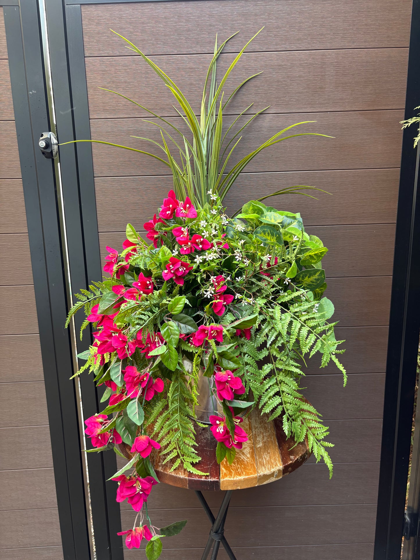 Arrangement extérieur fuchsia – feuillage luxuriant