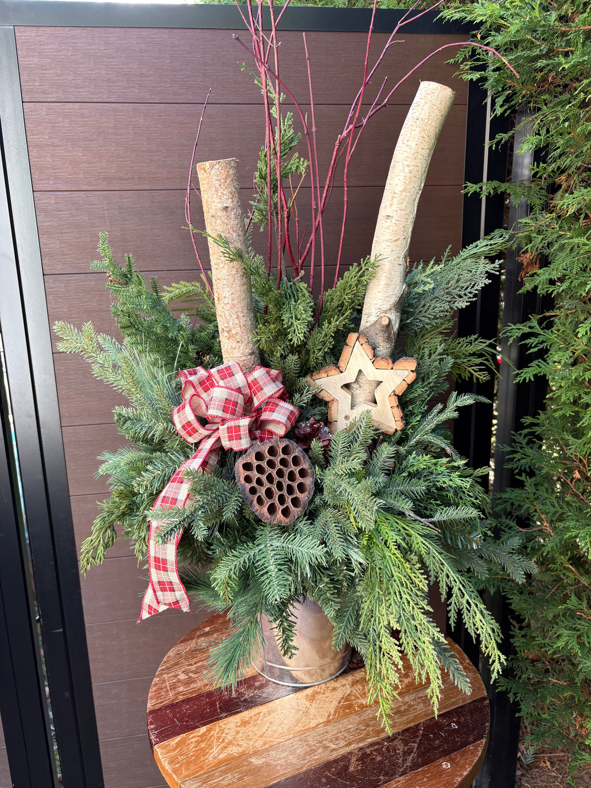 Arrangement hivernal rustique de 32 po – Branches de bouleau et étoile en bois