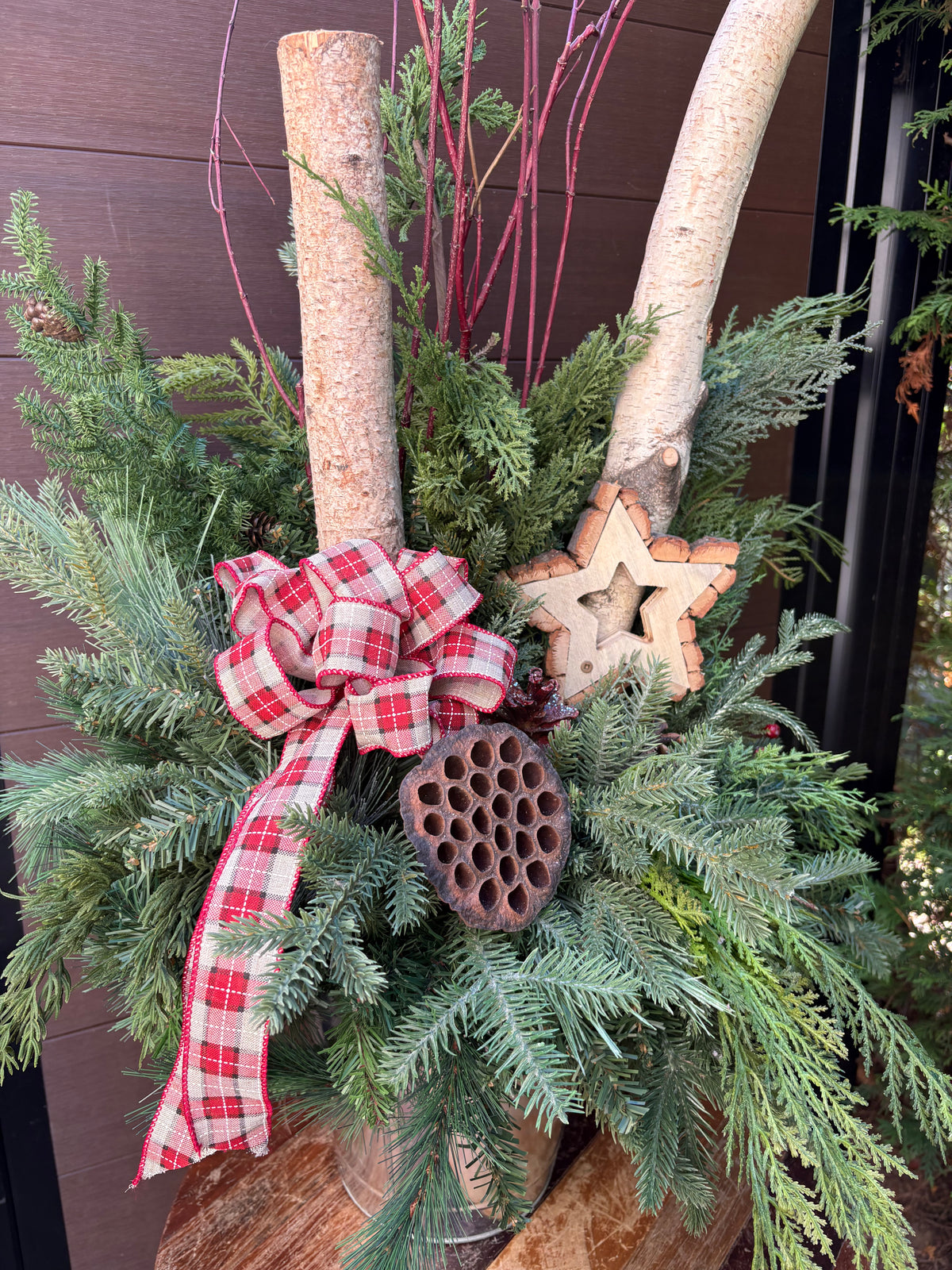 Arrangement hivernal rustique de 32 po – Branches de bouleau et étoile en bois