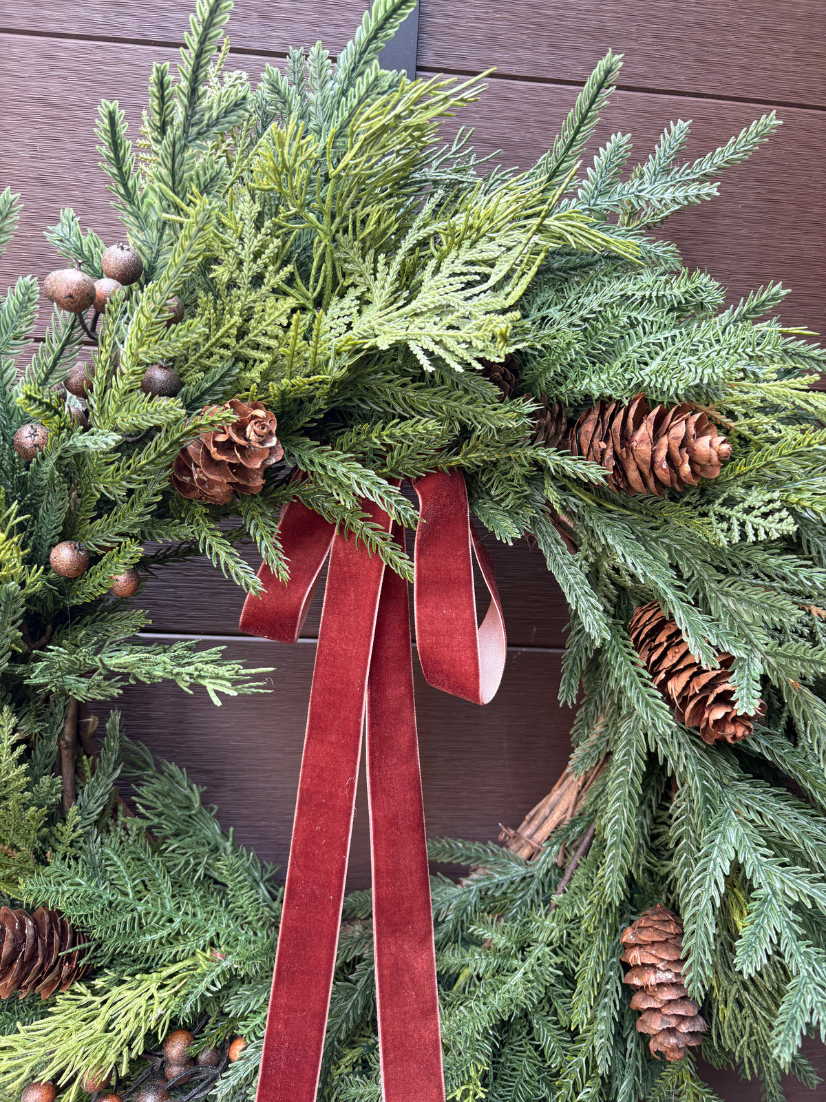 Couronne d’hiver 25 po – Sapinage naturel et ruban de velours brun