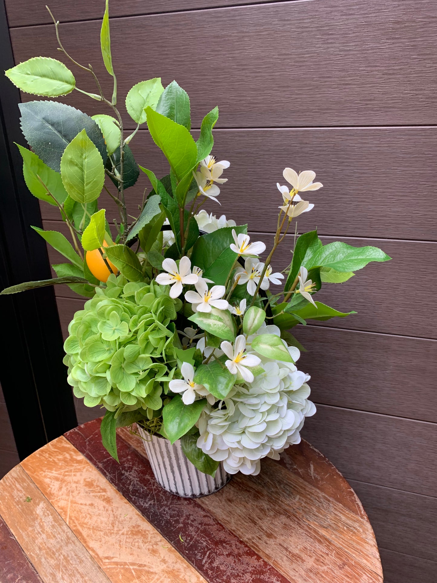 Arrangement extérieur citron & hortensia – style naturel rustique chic