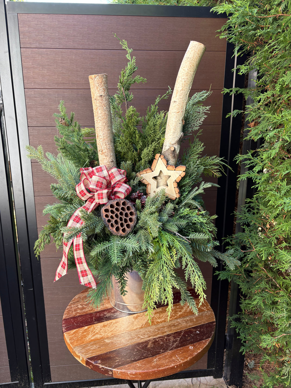 Arrangement hivernal rustique de 32 po – Branches de bouleau et étoile en bois