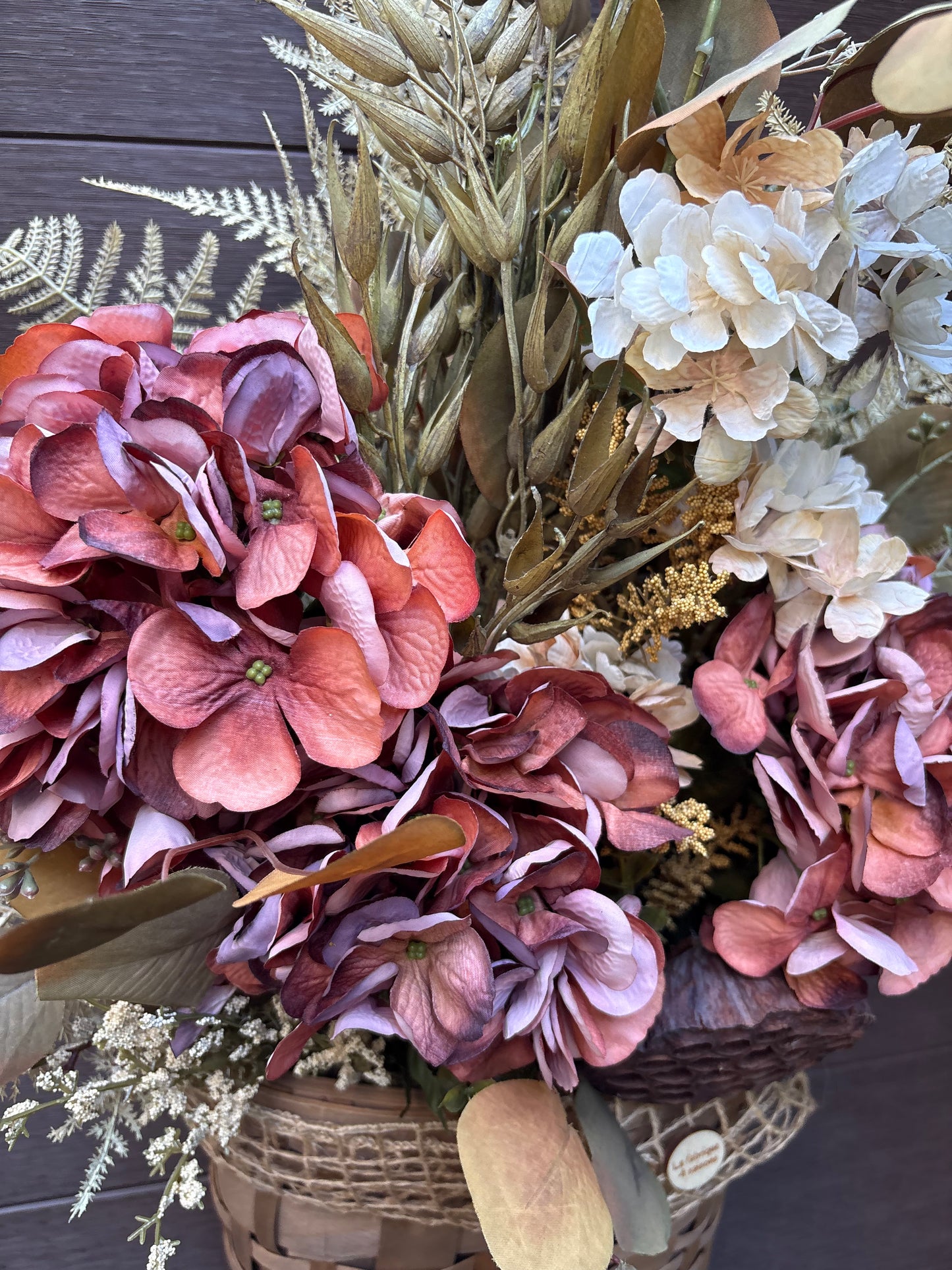 Détail des hortensias bordeaux et des feuillages dorés
