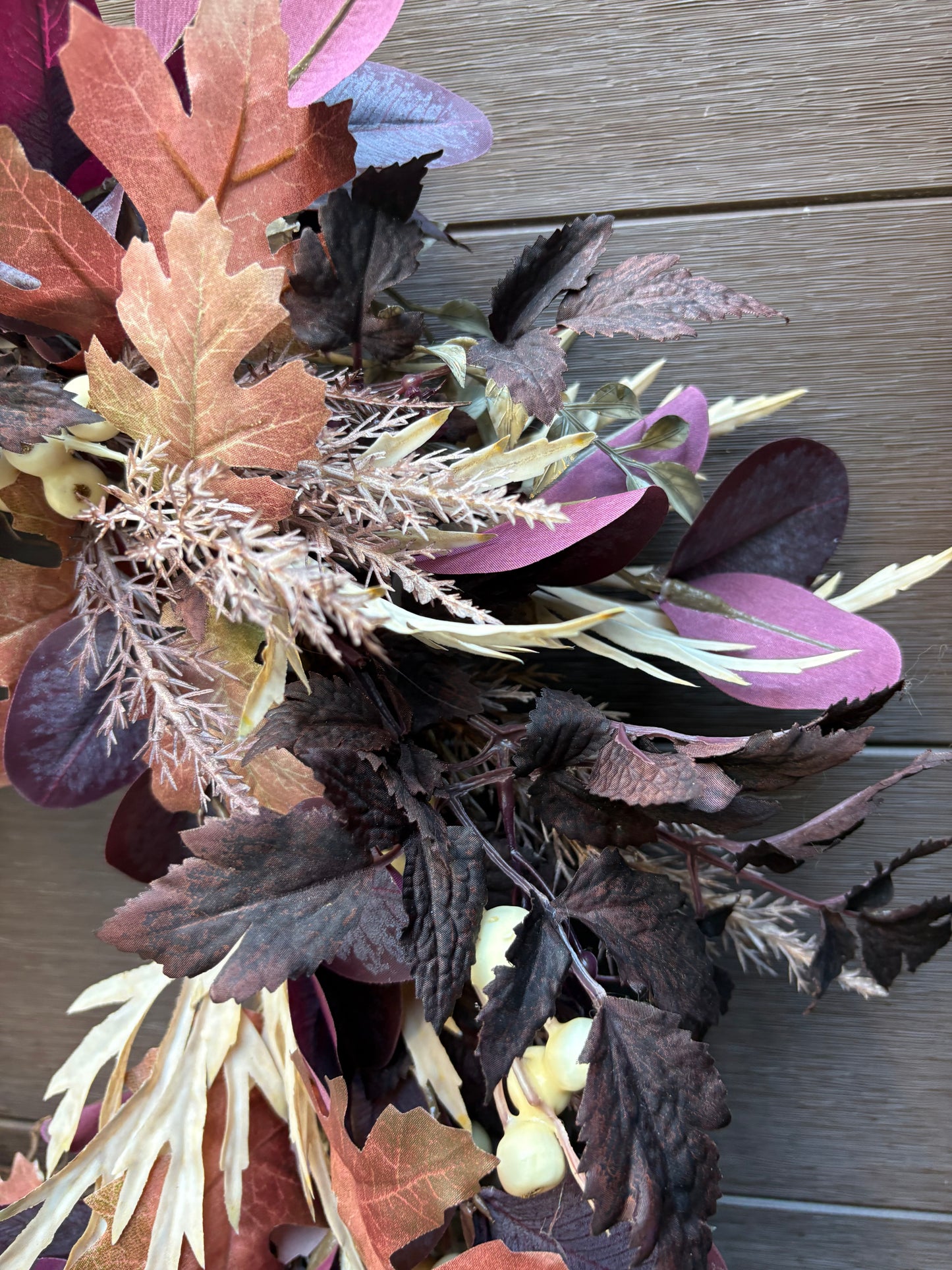 Détail des feuillages bordeaux et cuivrés de la couronne d’automne