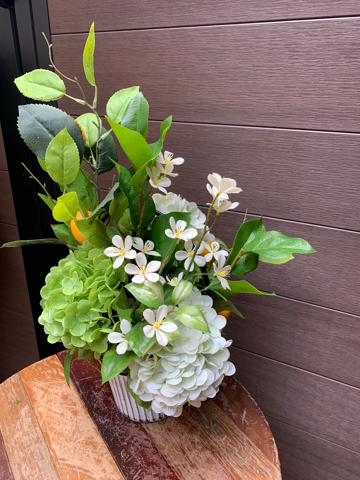 Arrangement extérieur citron & hortensia – style naturel rustique chic