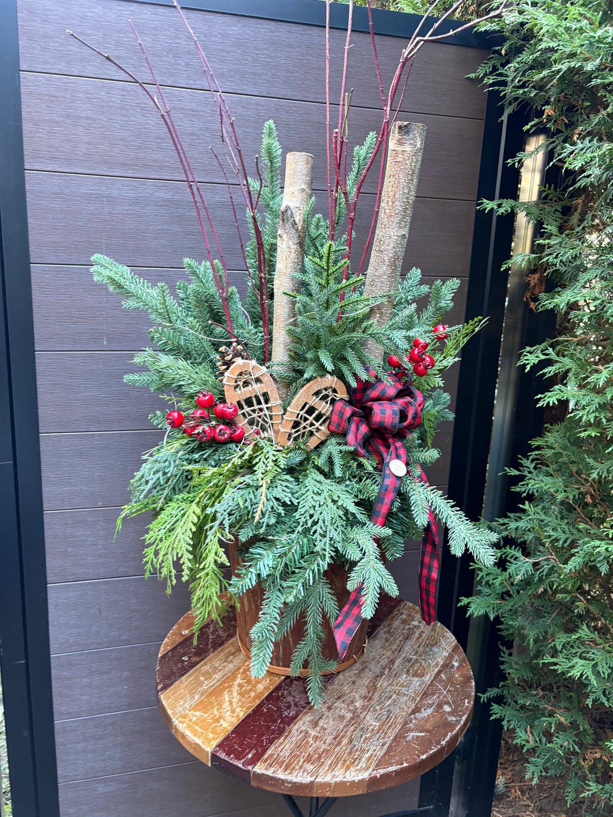 Arrangement hivernal rustique avec raquettes à neige en bois – Décoration d’hiver et de Noël