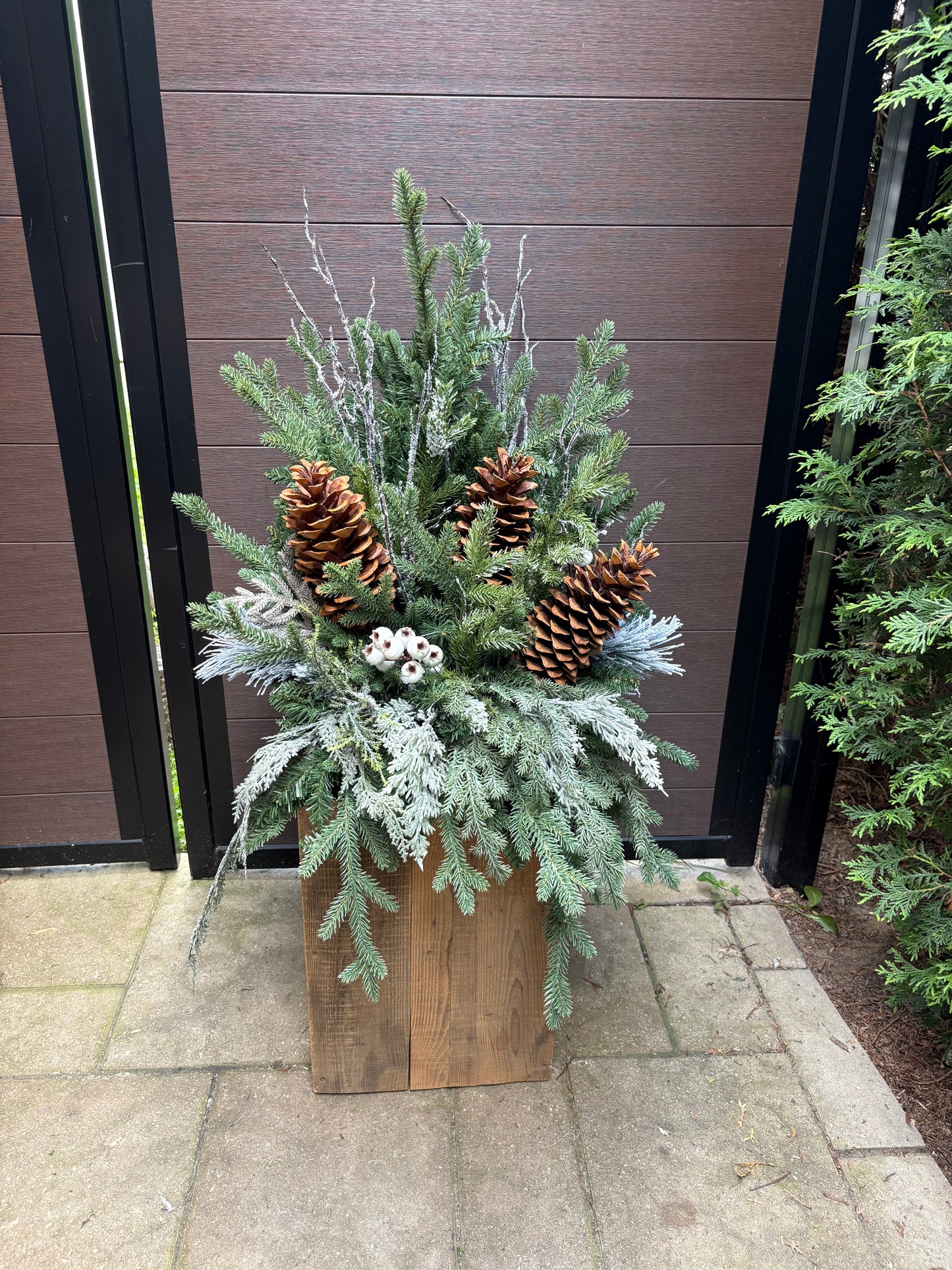 Arrangement hivernal rustique chic en pot d’écorce – 37 po