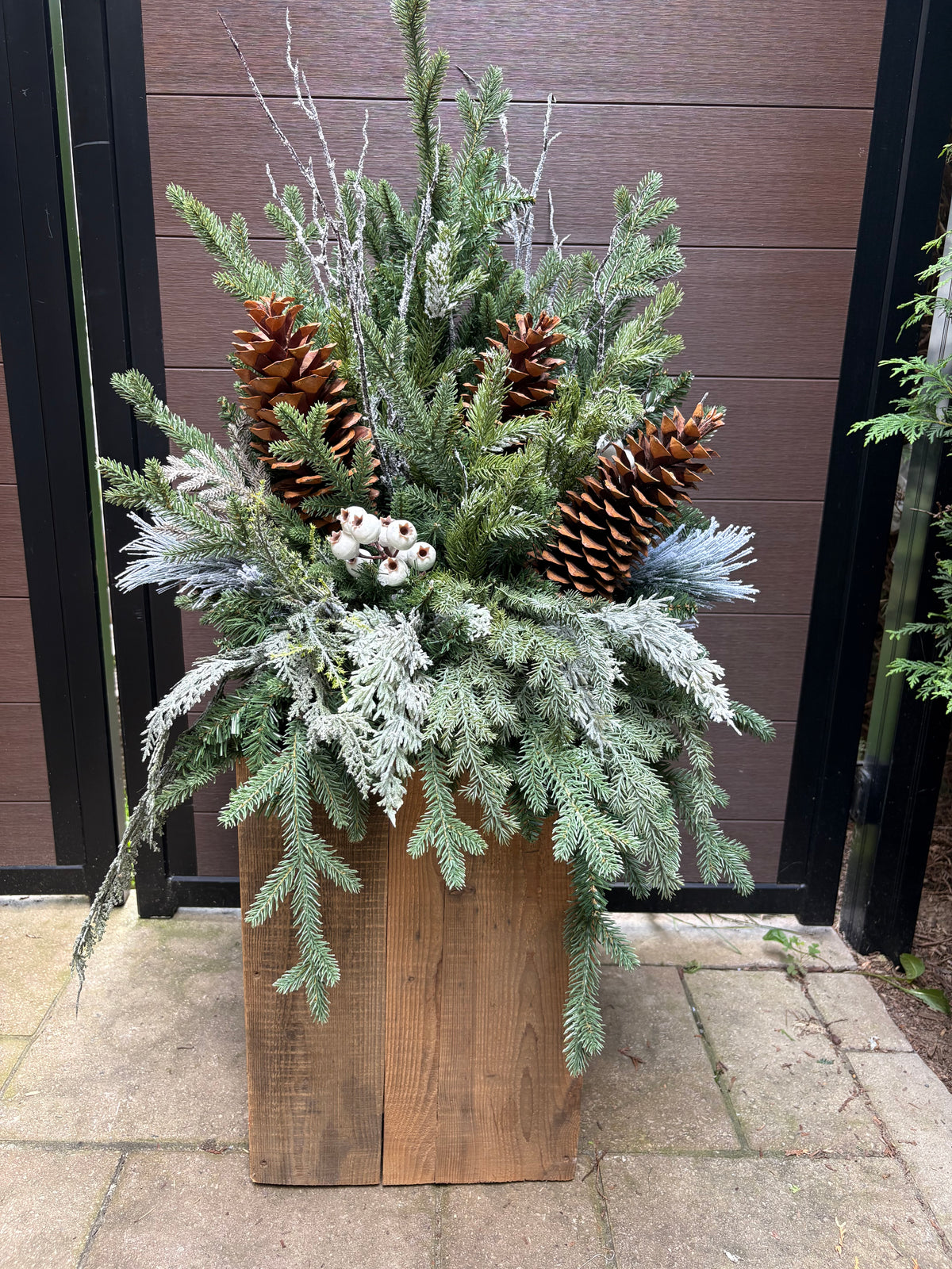 Arrangement hivernal rustique chic en pot d’écorce – 37 po