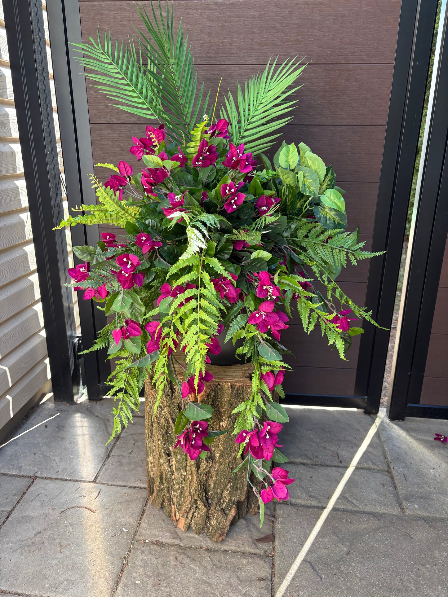 Arrangement bougainvillier prune et feuillage – style tropical chic