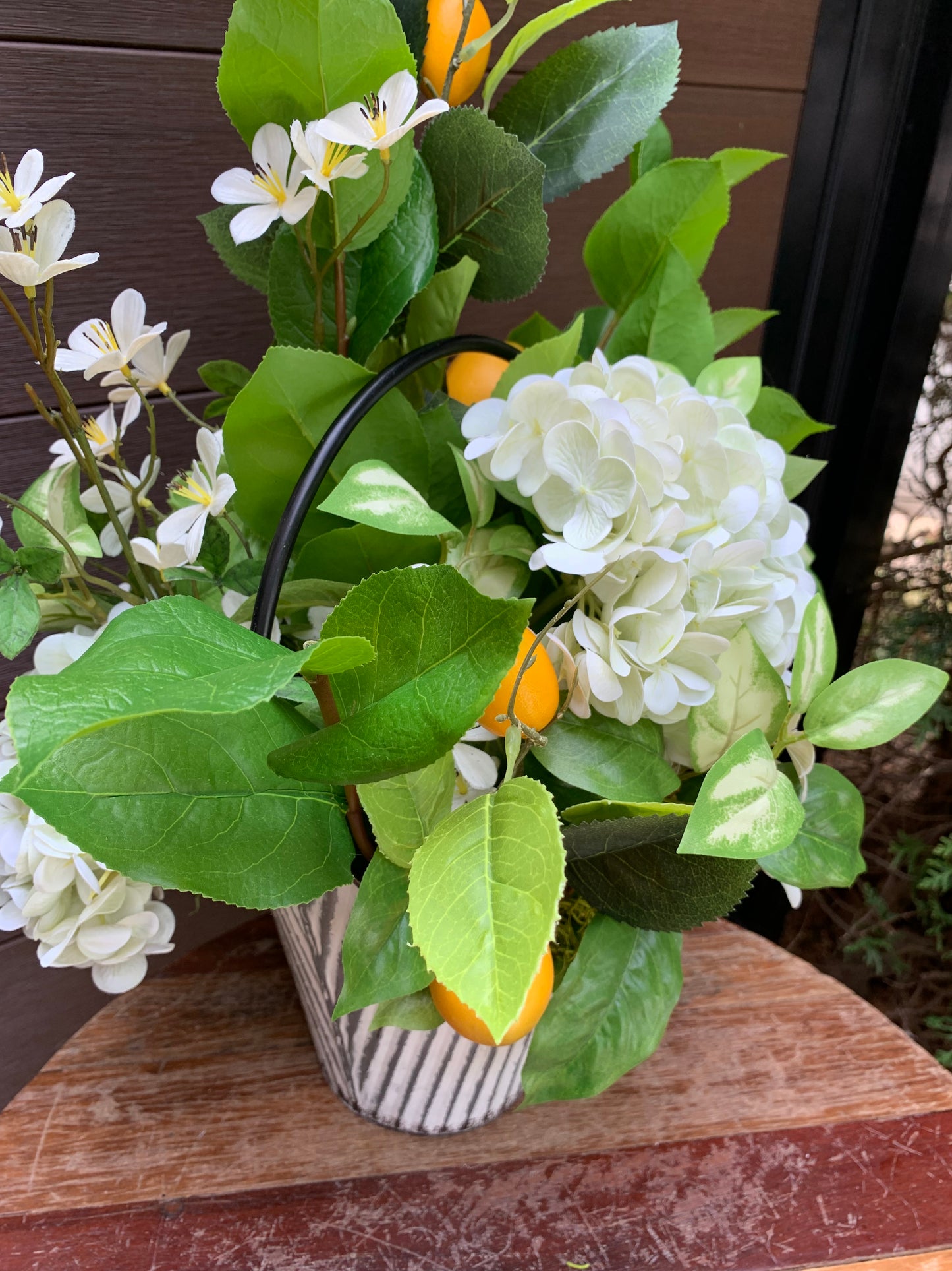 Arrangement extérieur citron & hortensia – style naturel rustique chic