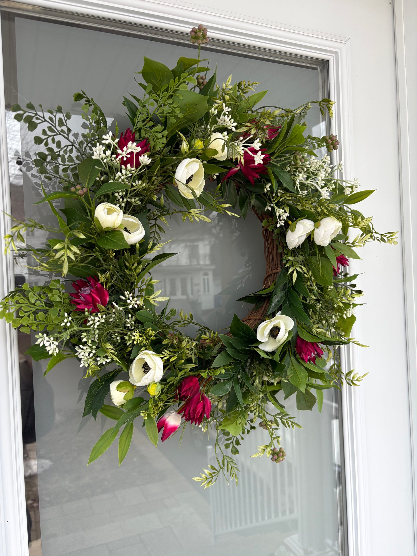 Couronne florale ruscus, fougère, ranunculus et protea sauvage