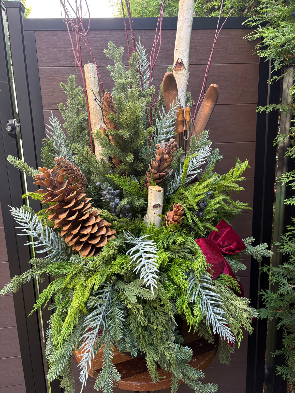 Ensemble décoratif hivernal haut de gamme – arrangement et caisson en bois.