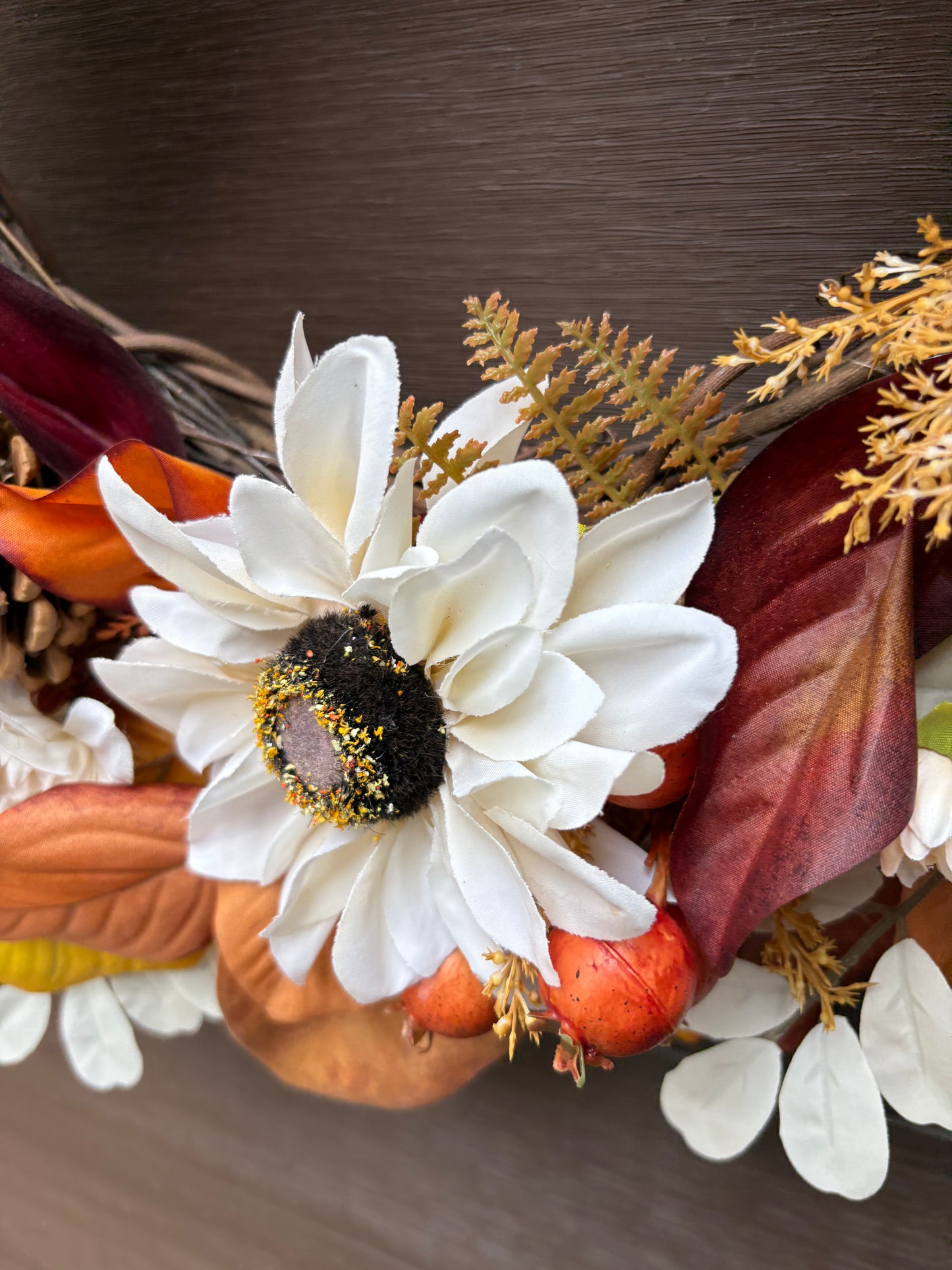 Détail latéral de la couronne d’automne aux couleurs chaleureuses