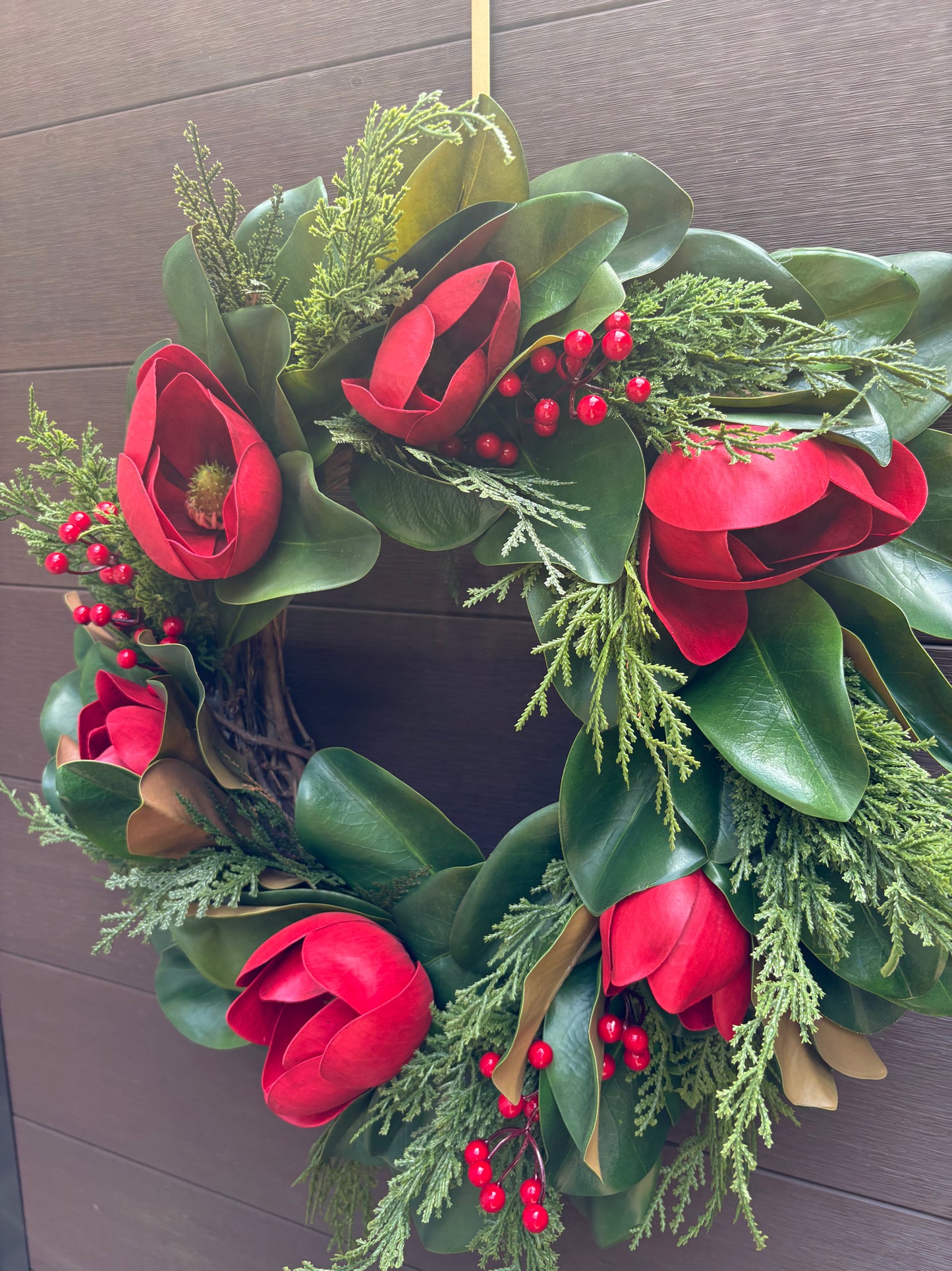 Couronne florale en magnolia, cèdre et baies rouges