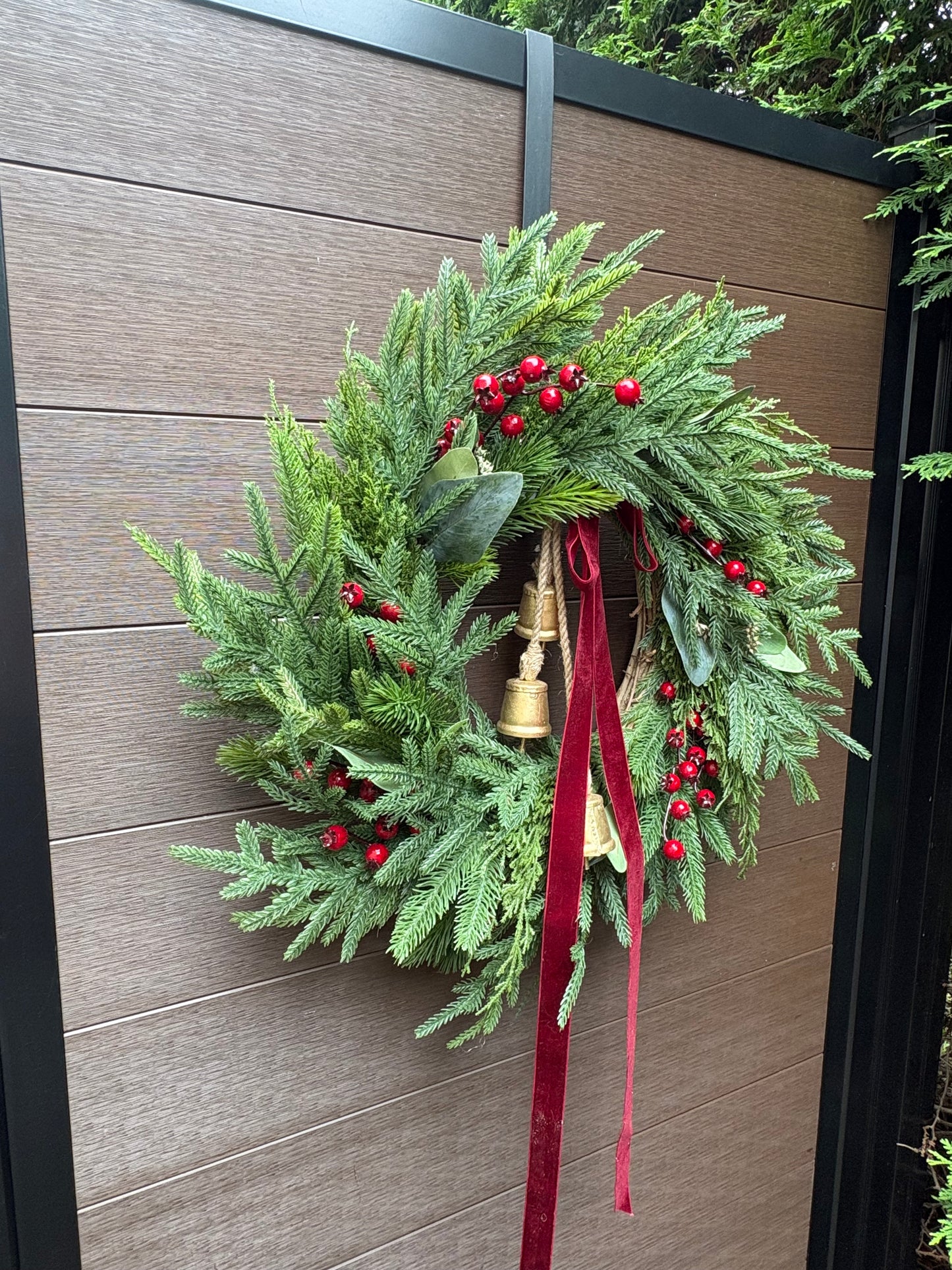 Couronne de Noël naturelle en pin Norfolk, eucalyptus et velours bourgogne