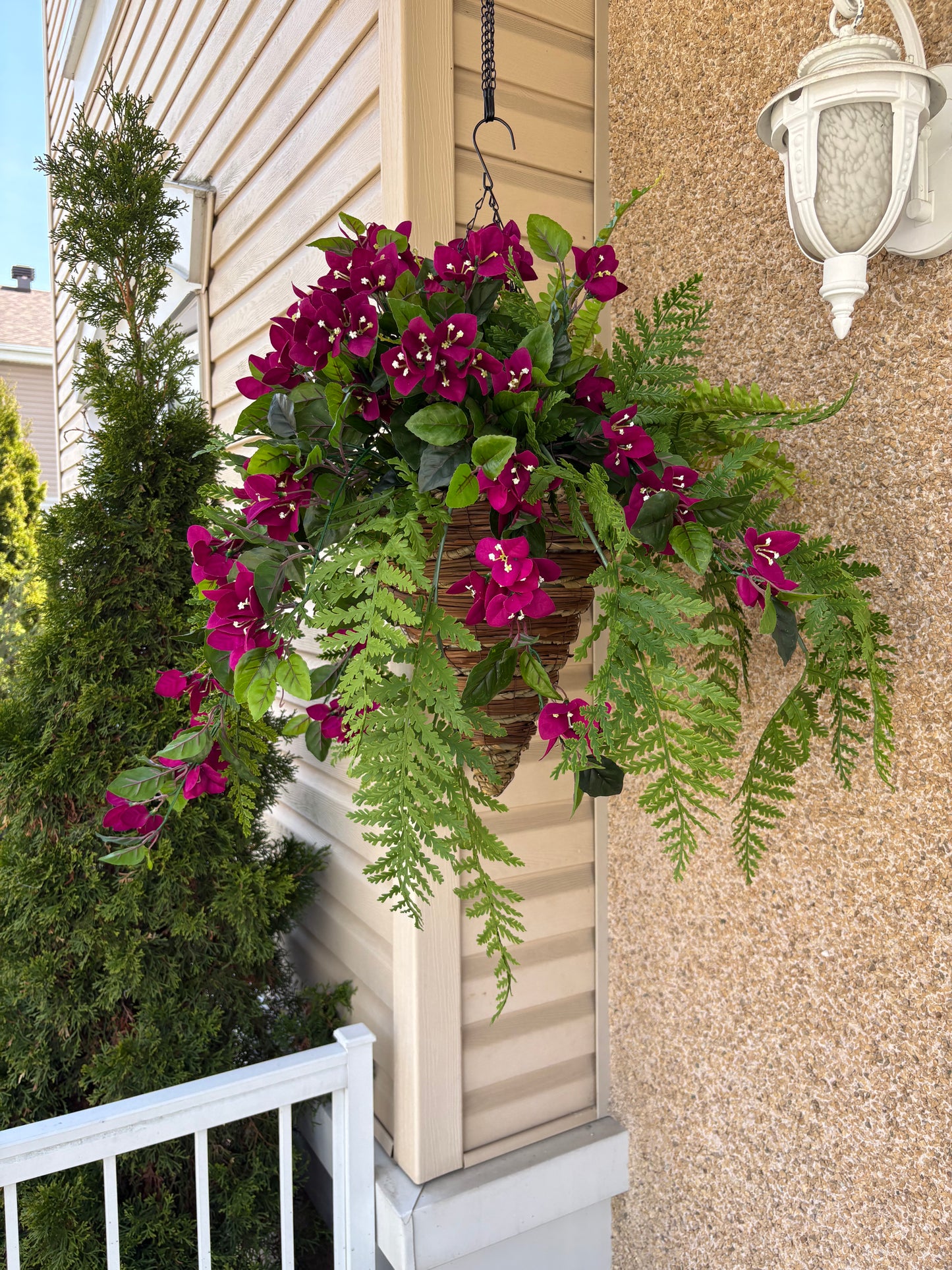 Panier suspendu conique en osier UV | Bougainvillier prune rustique chic