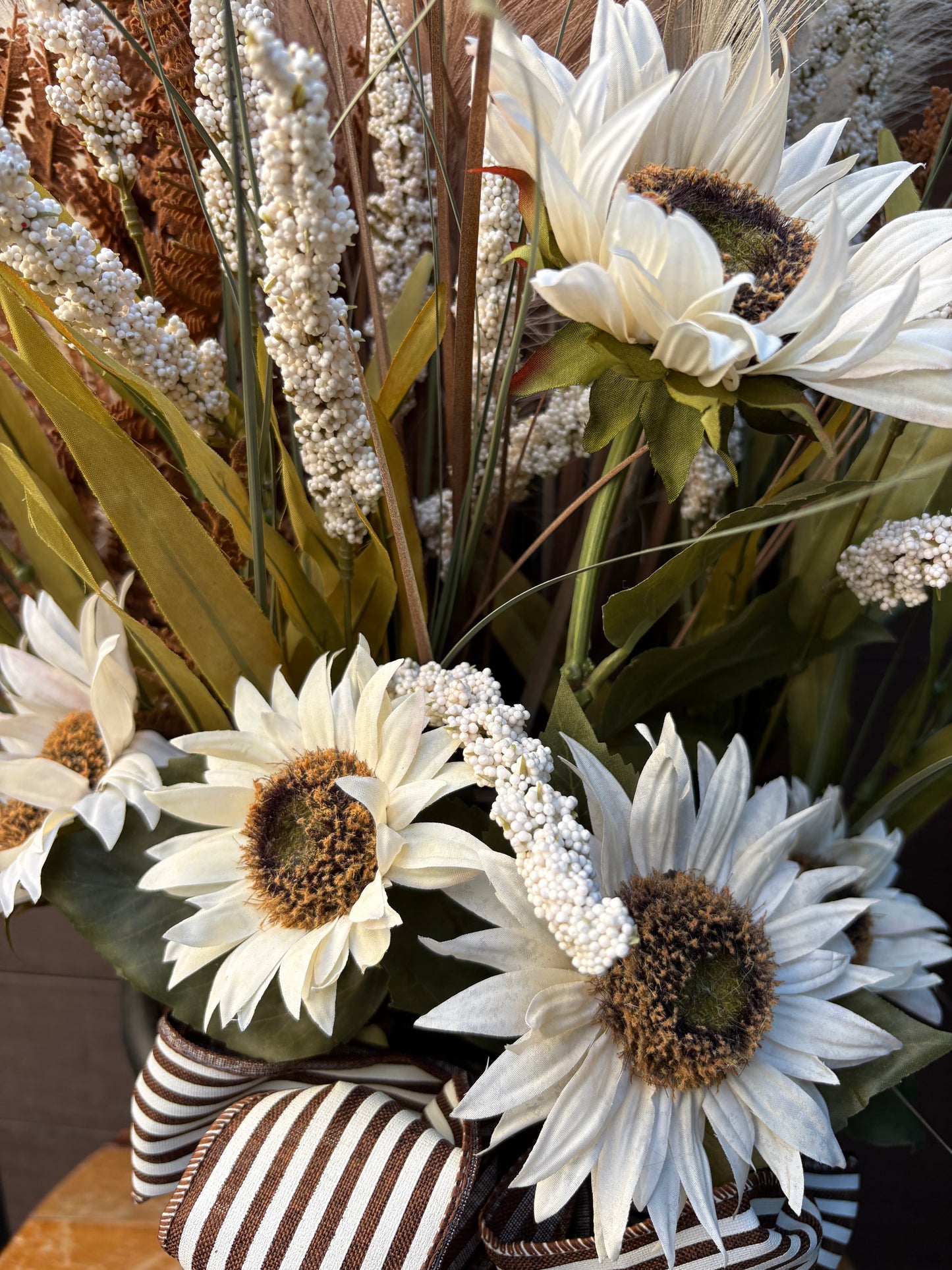 Arrangement d’automne rustique chic – Tournesols blancs et pampas