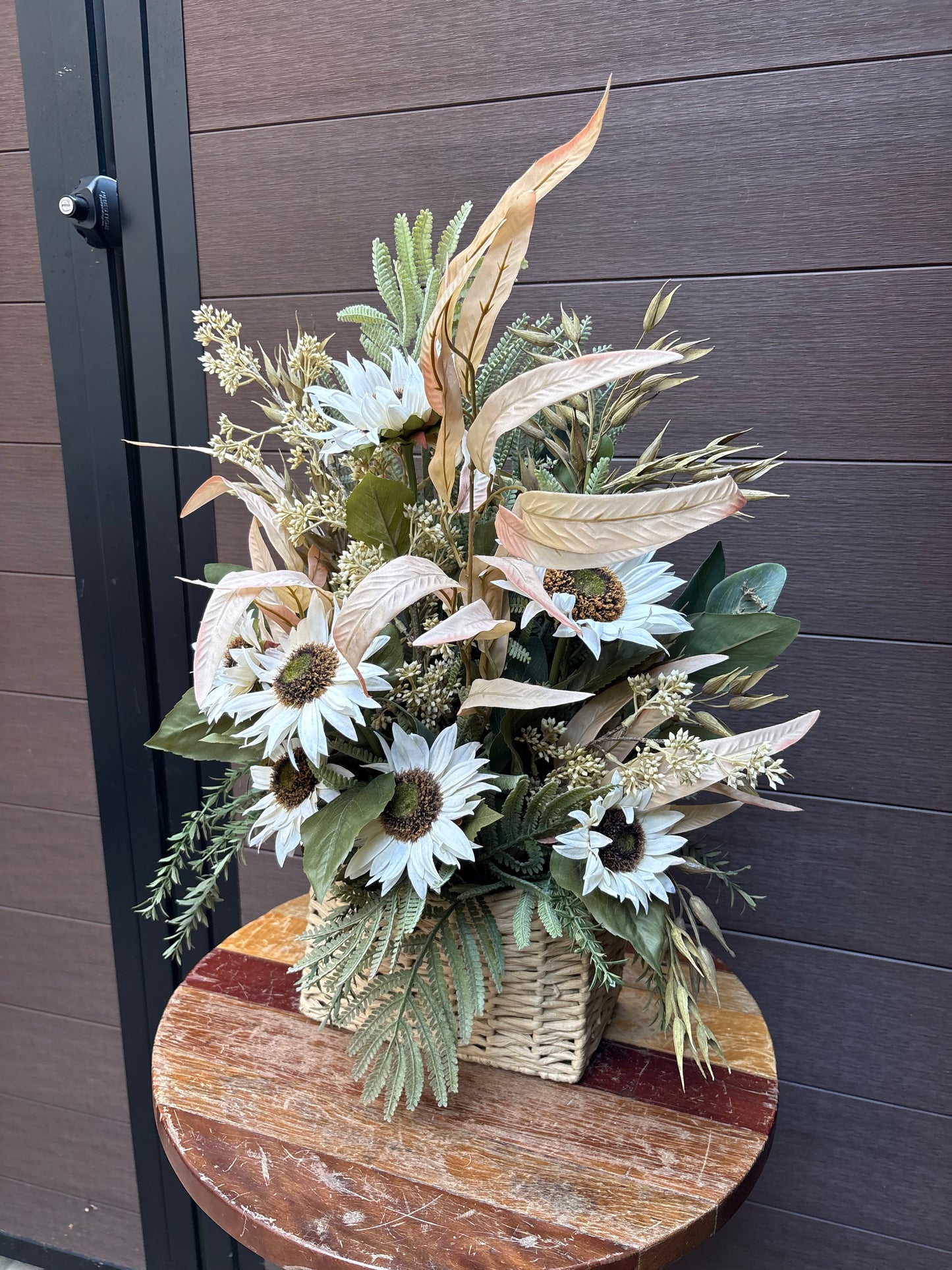 Panier floral d’automne à suspendre ou à poser – Tournesols blancs