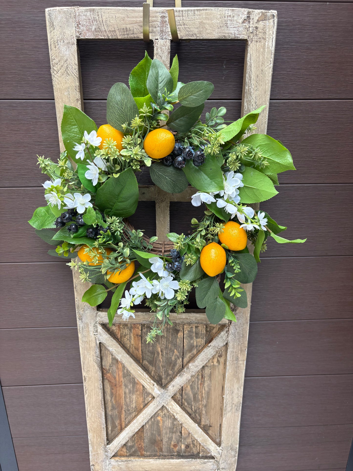 Porte décorative en bois avec couronne citron et verdure – déco murale rustique