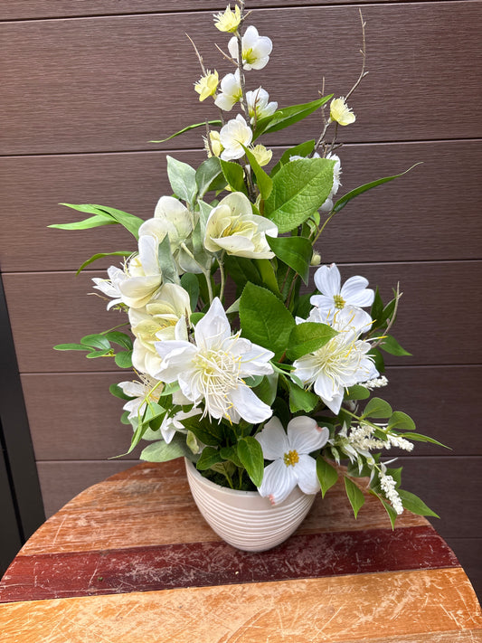 White rustic floral arrangement in a pot – chic natural style