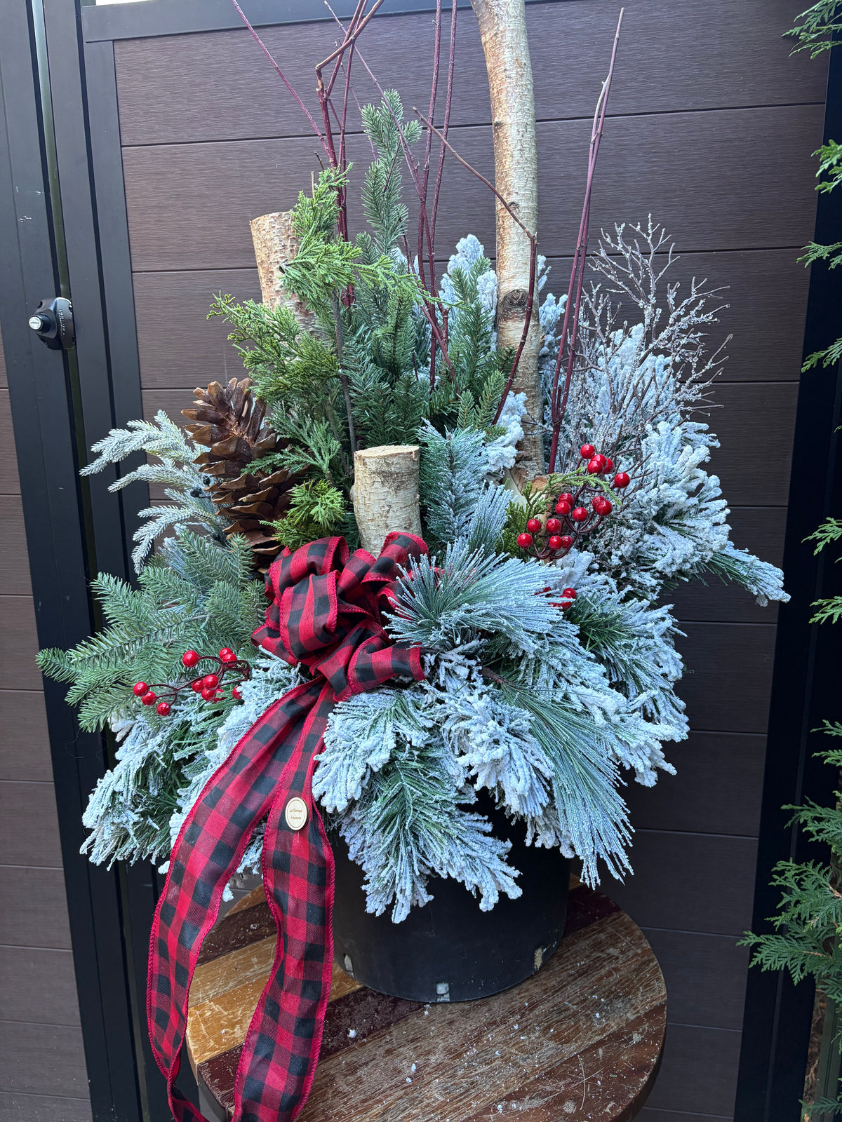 Arrangement hivernal enneigé de 42 po – Bouleau, baies rouges et ruban à carreaux