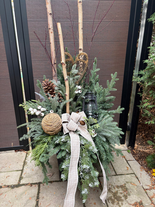 Arrangement hivernal rustique avec raquettes