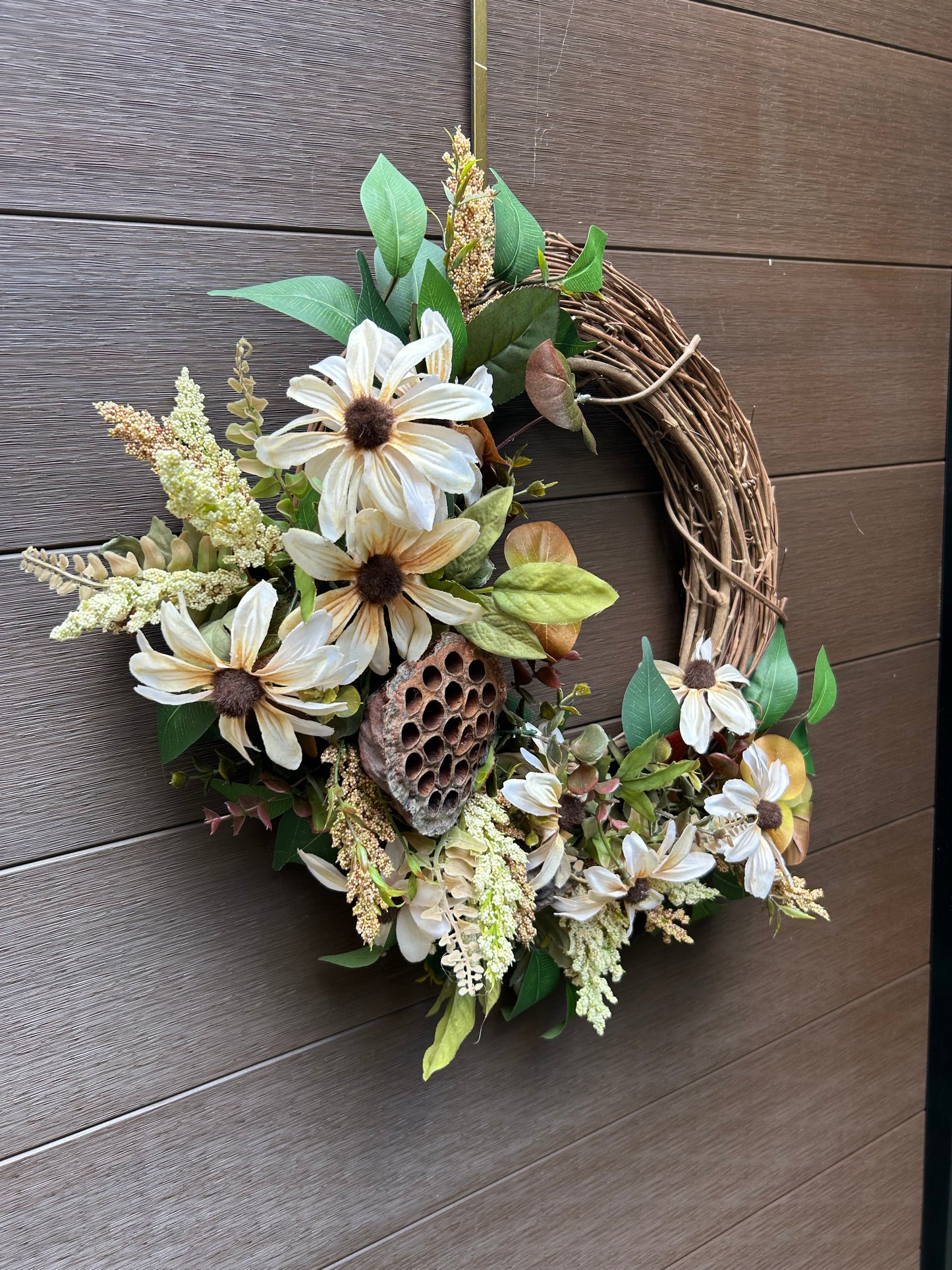 Couronne automnale naturelle – Marguerites crème et capsule de lotus