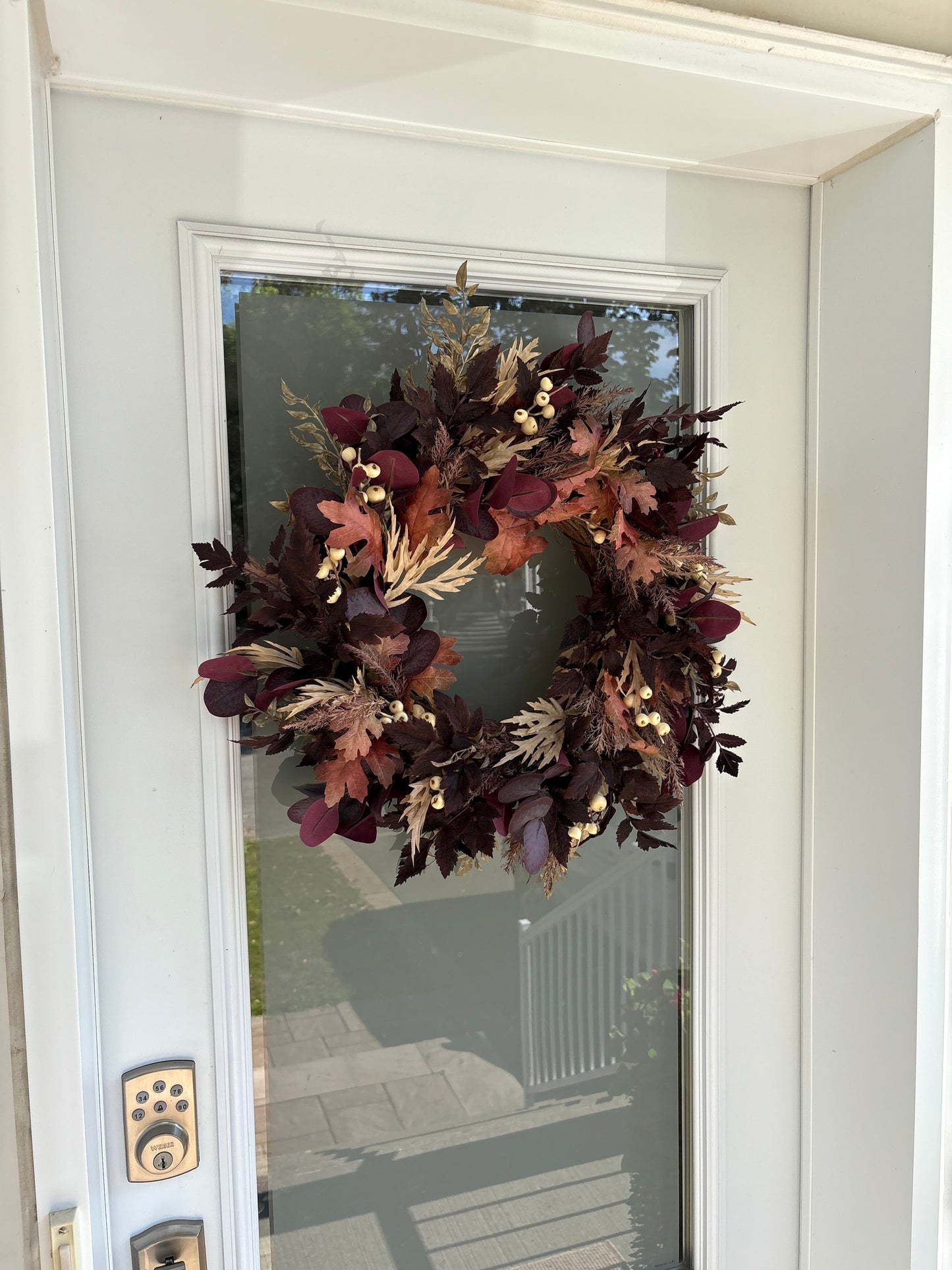 Couronne d’automne rustique présentée sur une porte