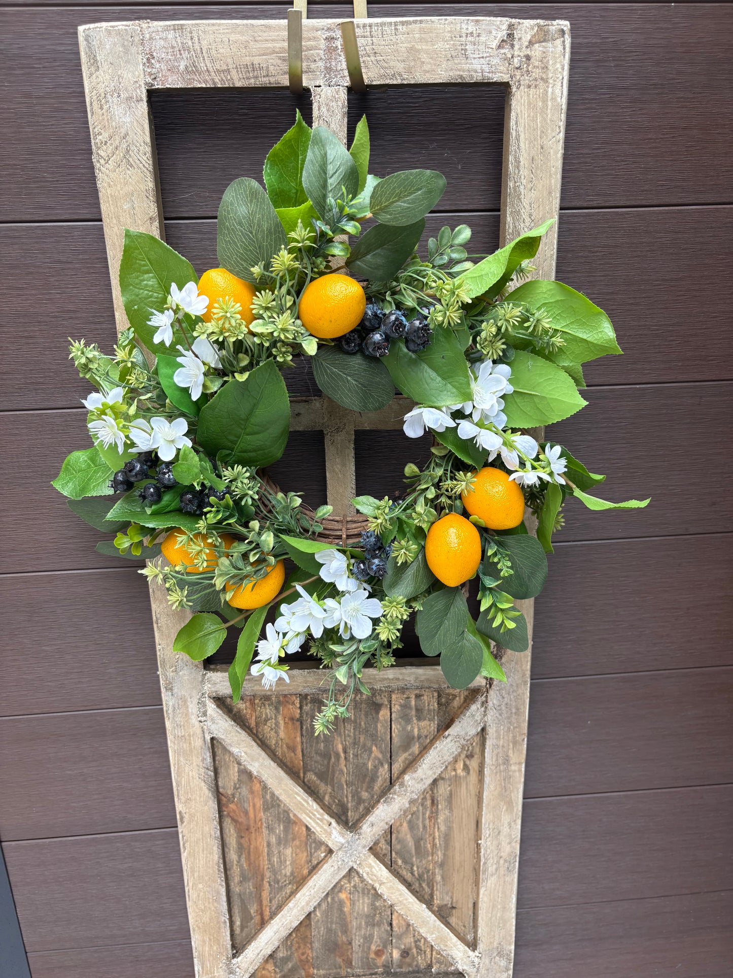 Porte décorative en bois avec couronne citron et verdure – déco murale rustique