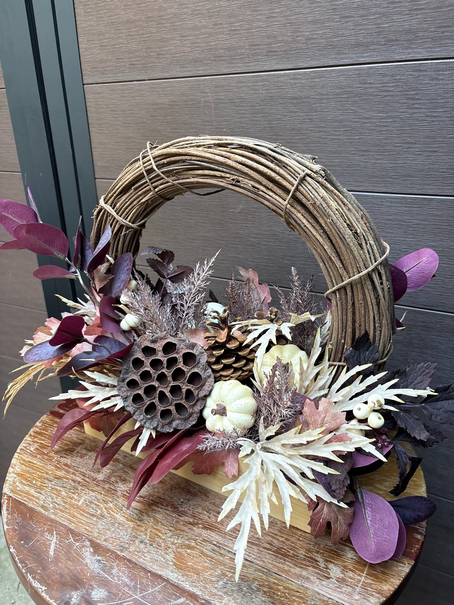 Centre de table d’automne double face – Arche de vigne et citrouille