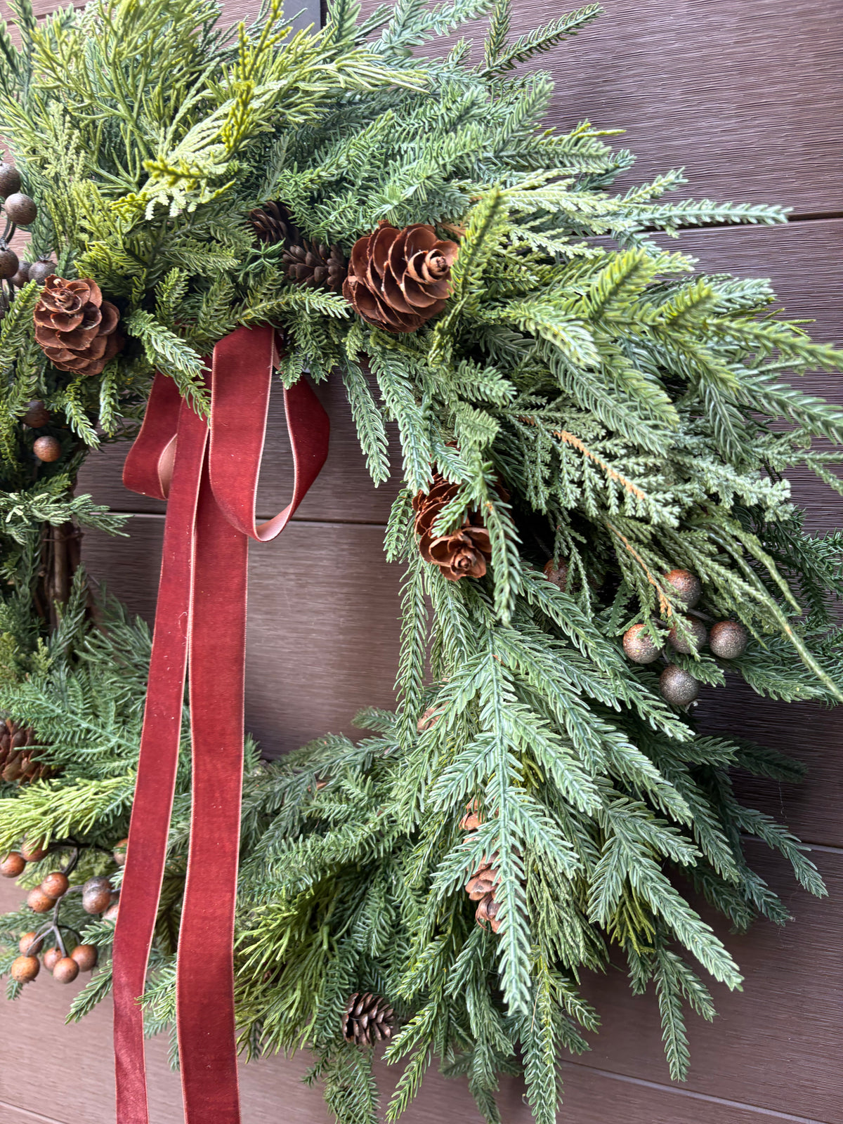 Couronne d’hiver 25 po – Sapinage naturel et ruban de velours brun