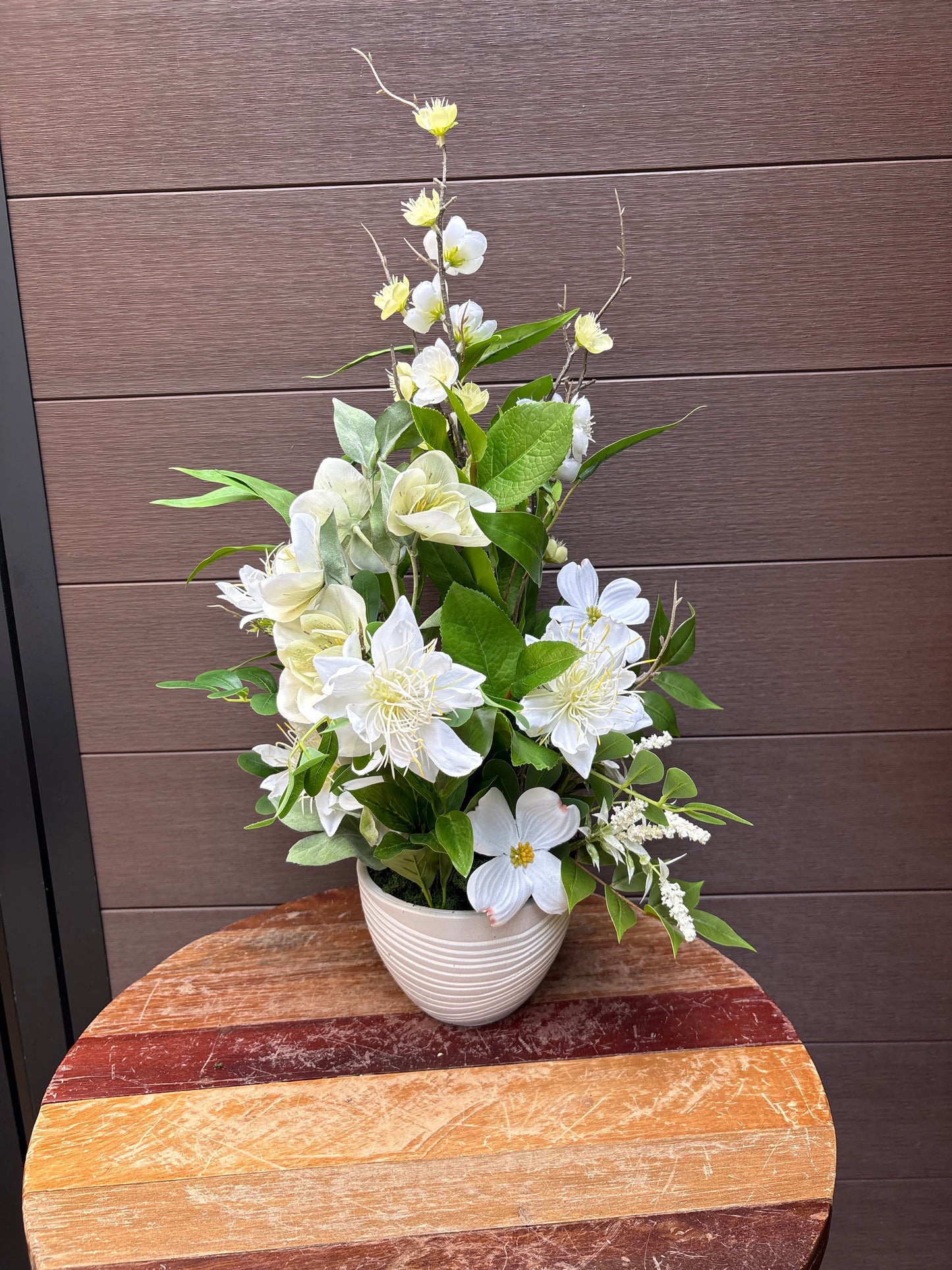 Arrangement floral blanc champêtre en pot – style naturel chic