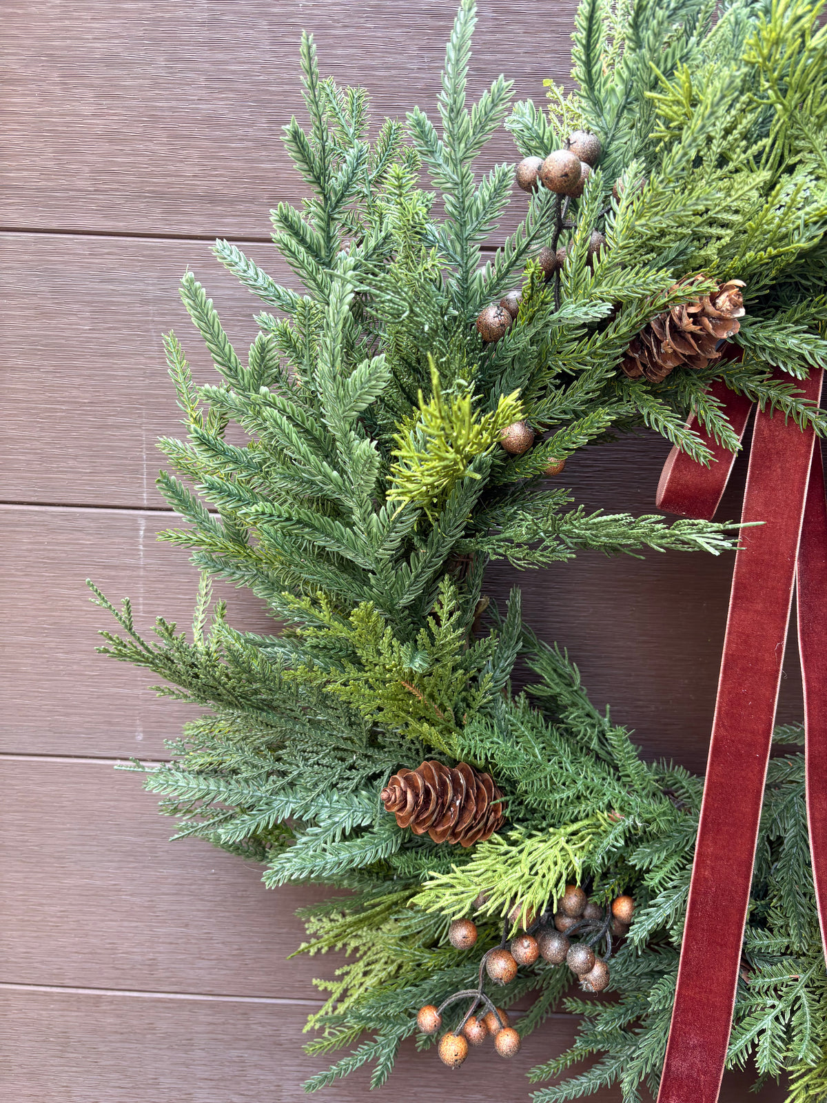 Couronne d’hiver 25 po – Sapinage naturel et ruban de velours brun