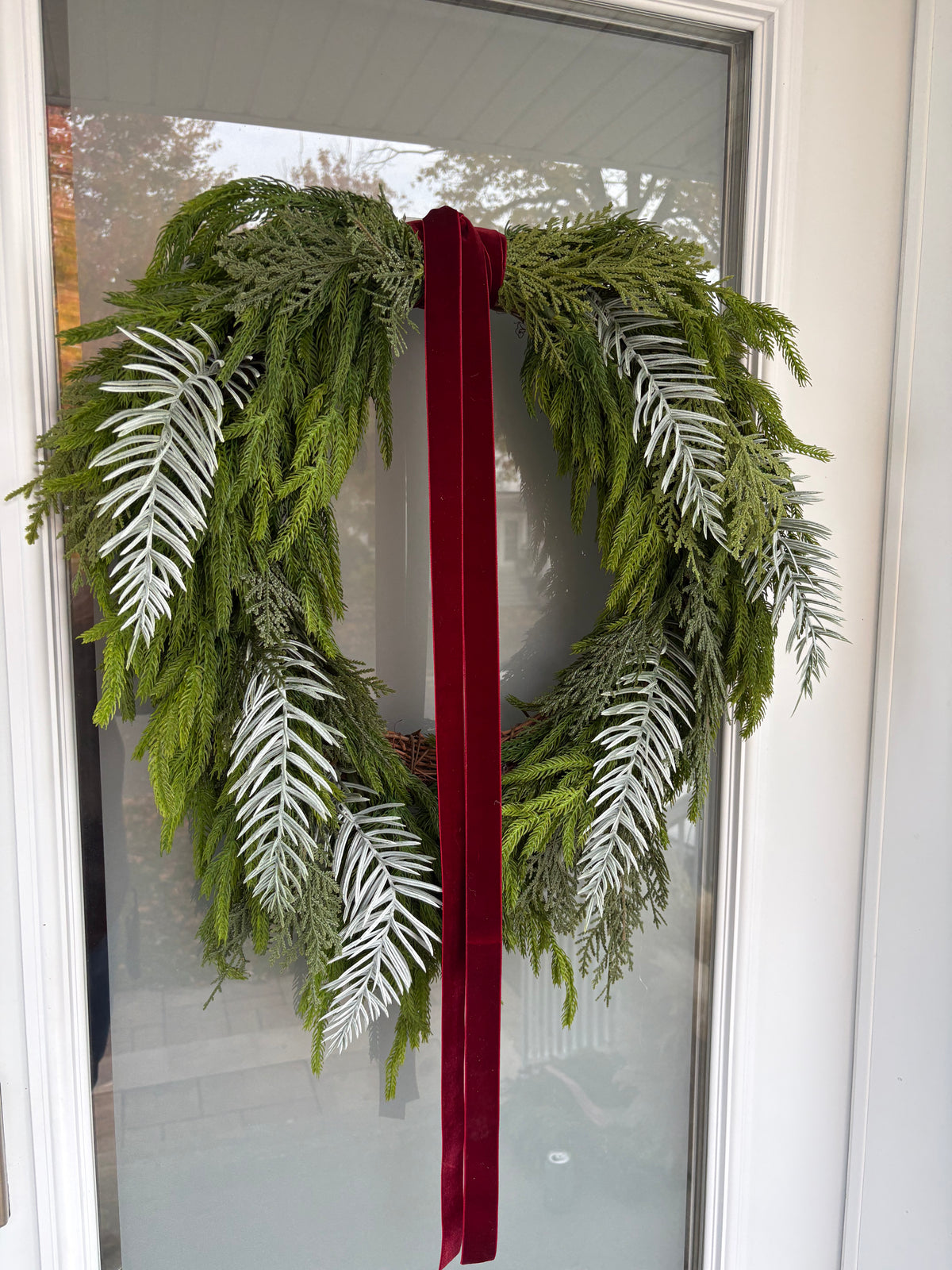 Couronne d’hiver asymétrique 24 x 22 po – Sapinage et velours bourgogne