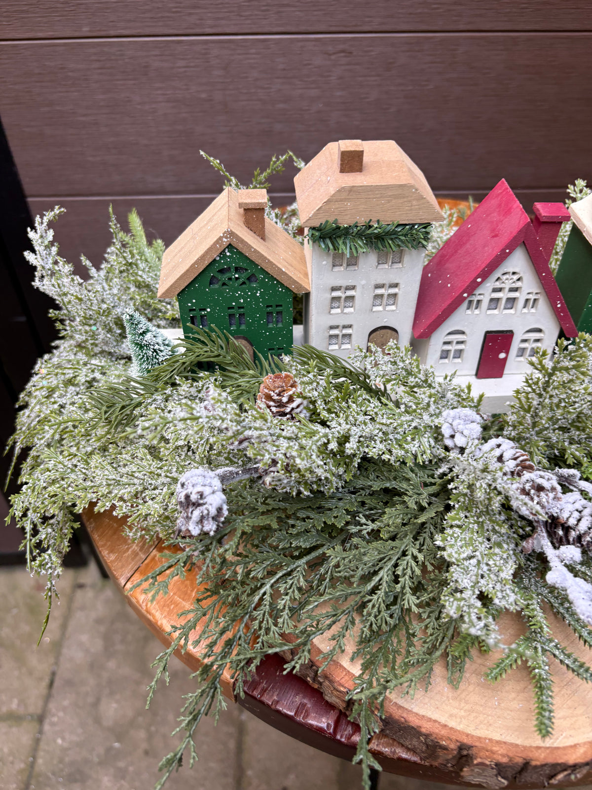 Village de Noël illuminé sur rondin de bois naturel – Décoration hivernale rustique chic – 22 x 13 po