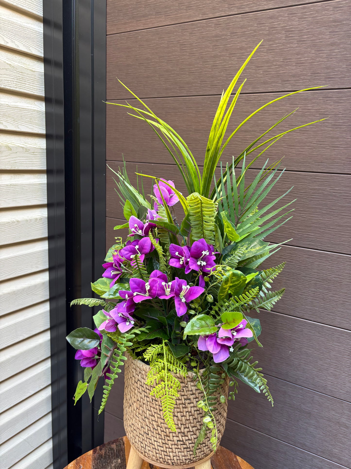 Arrangement bougainvillier mauve et feuillage – style exotique chic