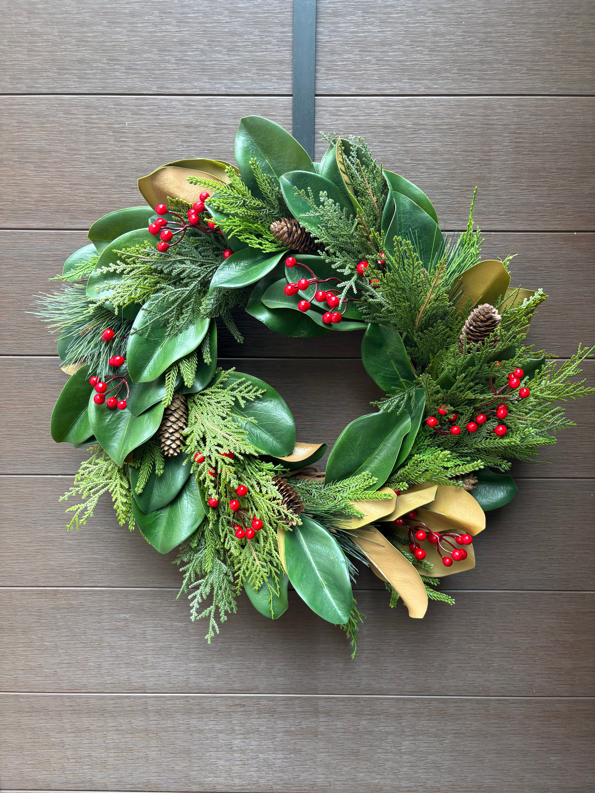 Couronne d’hiver en magnolia, cèdre et baies rouges – 23 po