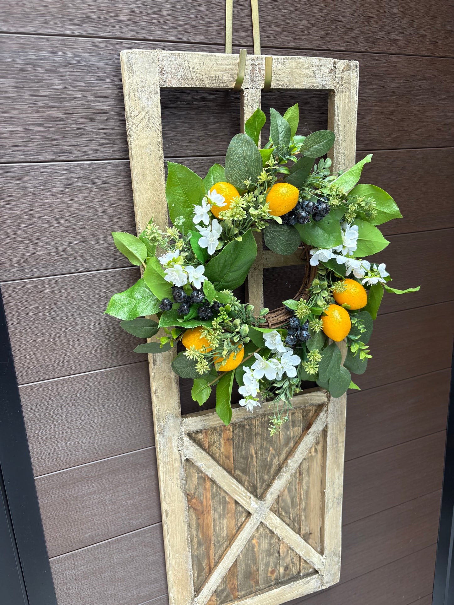 Porte décorative en bois avec couronne citron et verdure – déco murale rustique