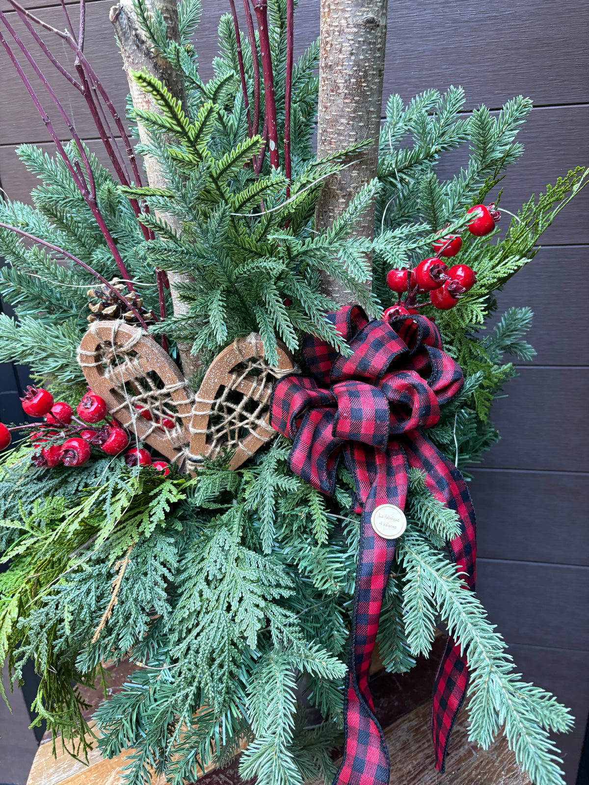 Arrangement hivernal rustique avec raquettes à neige en bois – Décoration d’hiver et de Noël