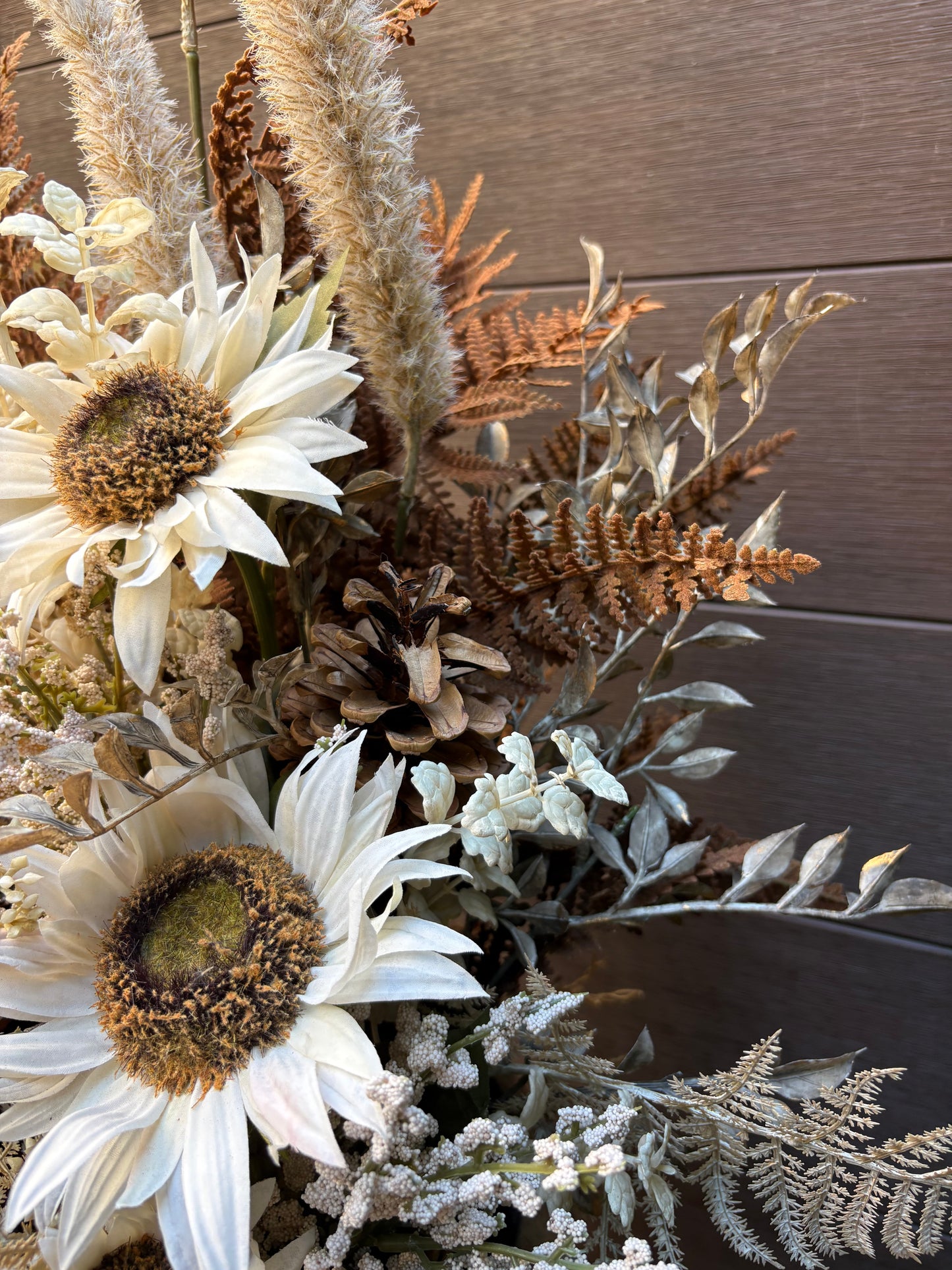 Grand arrangement d’automne – Tournesols blancs et pot effet jute