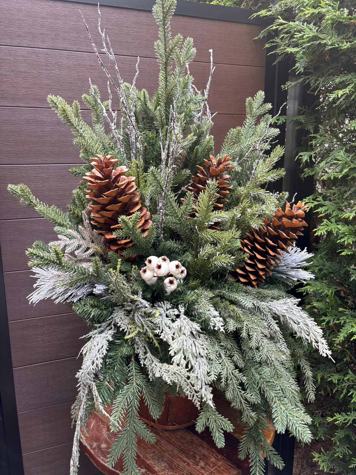Arrangement hivernal rustique chic en pot d’écorce – 37 po