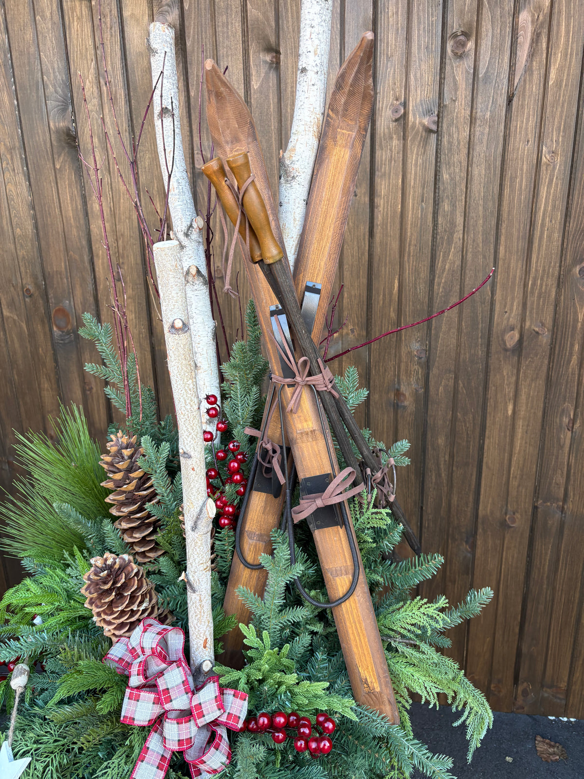 Grand arrangement d’hiver et de Noël avec skis vintage en bois – 72 po