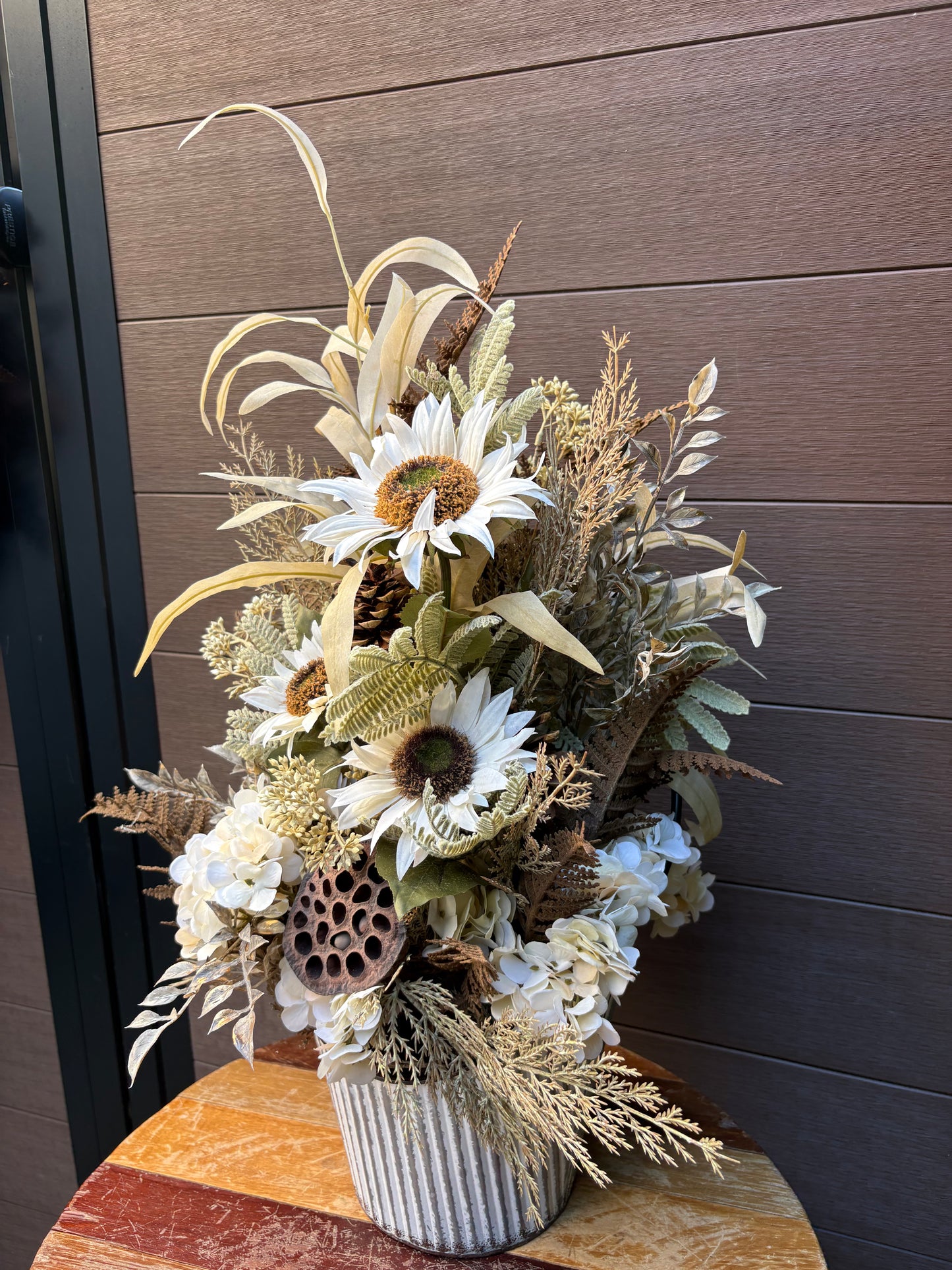 Arrangement floral d’automne – Tournesols blancs et hortensias